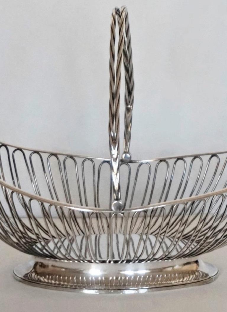 French Art Deco Silver Plated Serving Basket wiith Swing Handle In Good Condition In Frankfurt am Main, DE