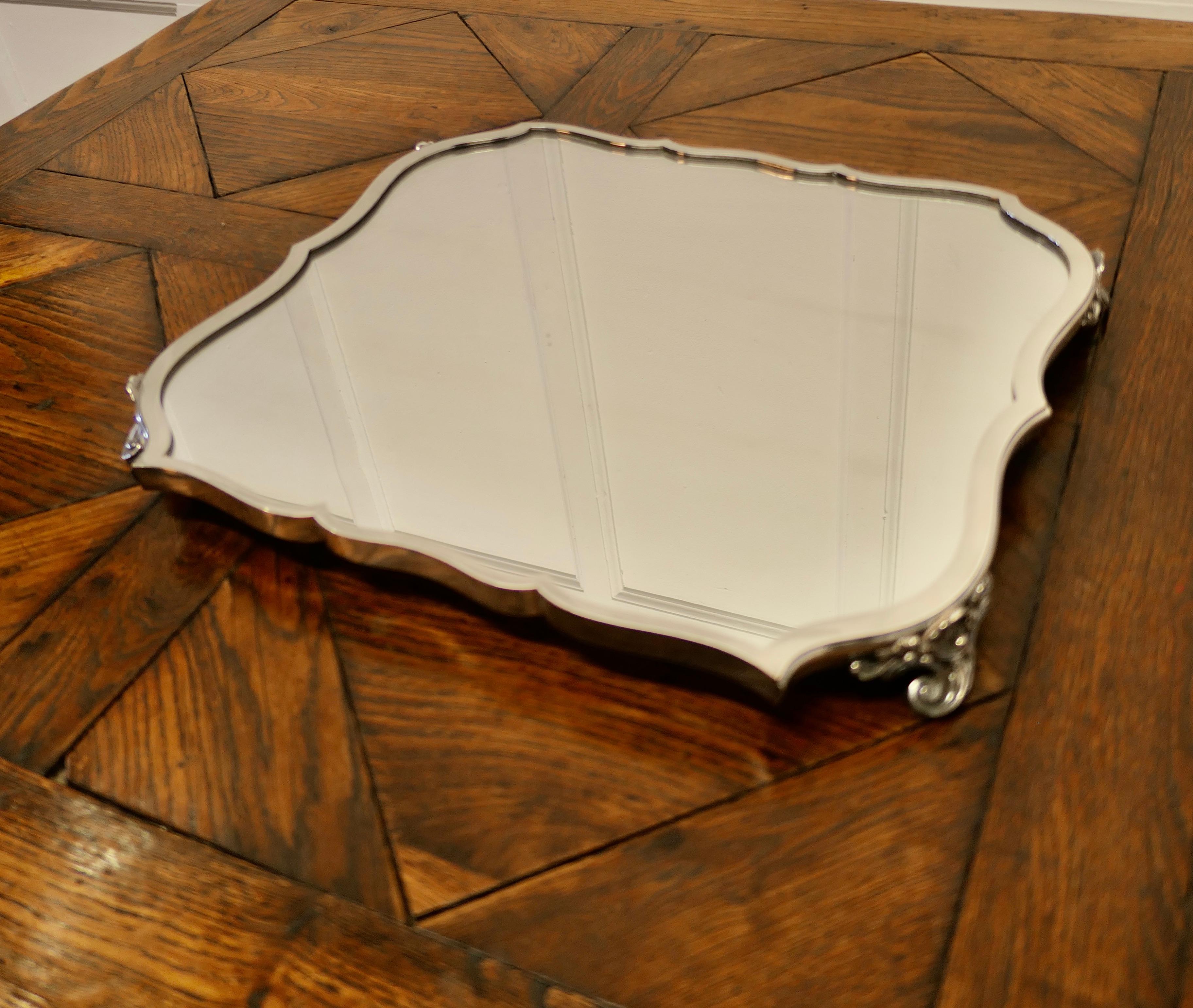 Plateau de buffet Art déco français en métal argenté, plateau à vin

Il s'agit d'une pièce charmante, le plateau a un cadre rectangulaire irrégulier avec des pieds, il est lourd pour sa taille.
Une jolie pièce en bon état d'usage avec une minuscule