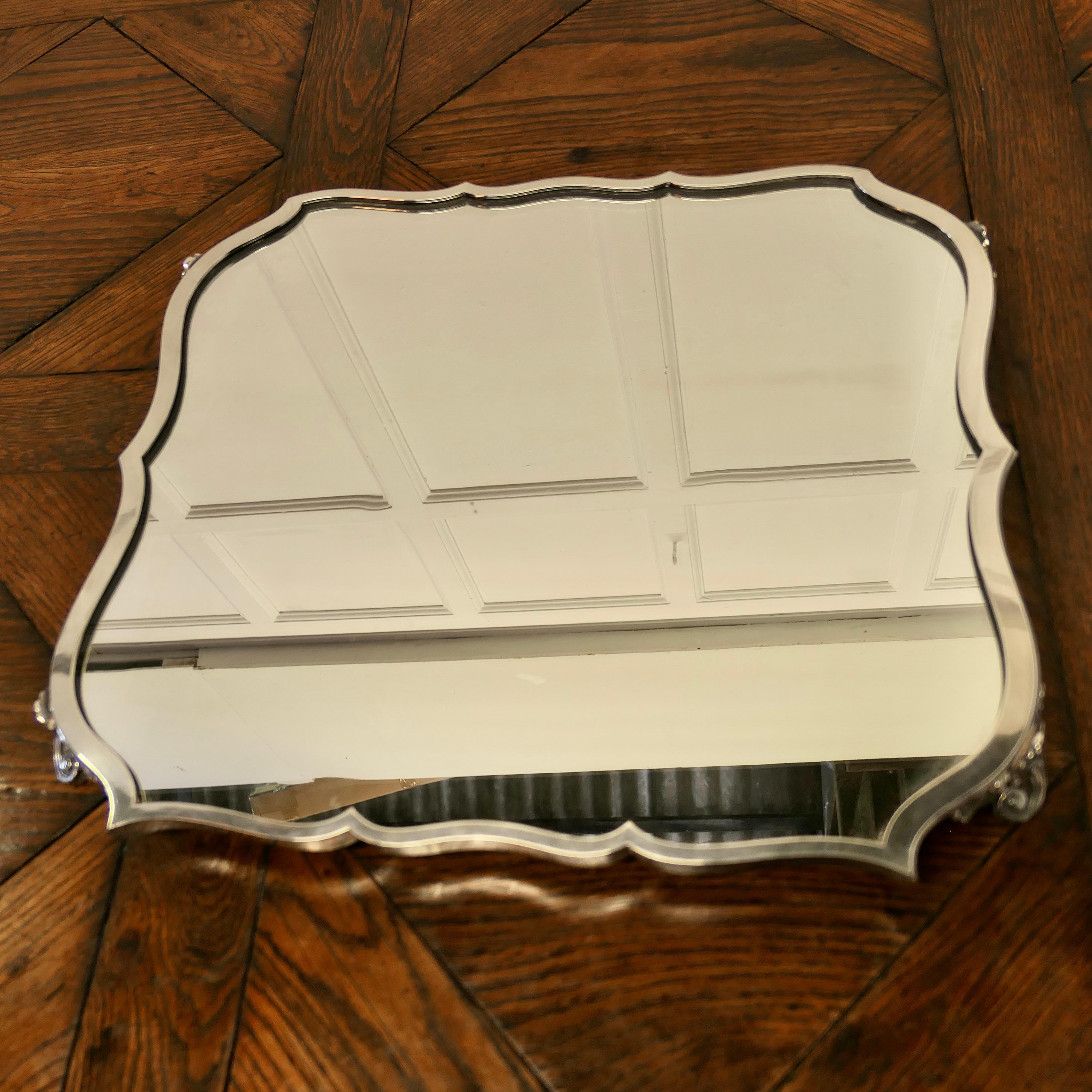Plaqué argent Plateau de buffet Art déco français en métal argenté, plateau à vin  Il s'agit d'un deligh en vente