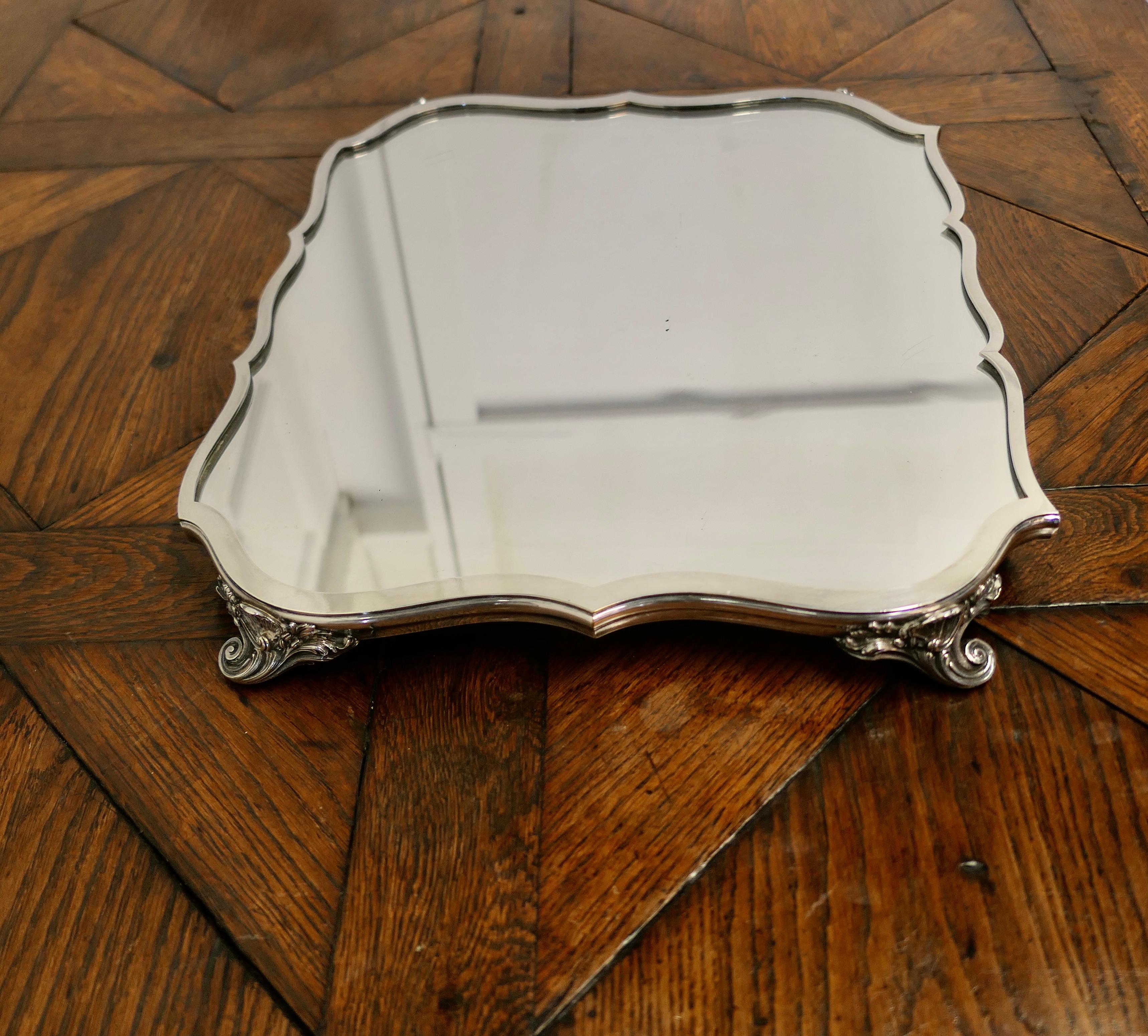 Plateau de buffet Art déco français en métal argenté, plateau à vin  Il s'agit d'un deligh en vente 1