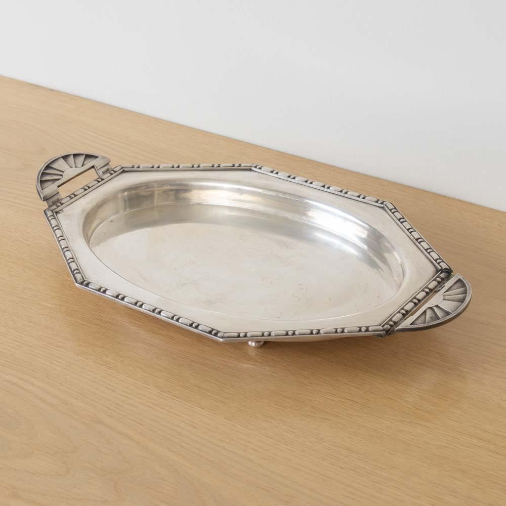Wunderschönes versilbertes Art-Déco-Tablett aus Frankreich, 1930er Jahre. Niedrige achteckige Schale mit Henkeln und Perlenrand, die auf vier Kugelfüßen ruht. Originallackierung zeigt schönes Alter und Patina. Perfekt als Dekorationsobjekt oder
