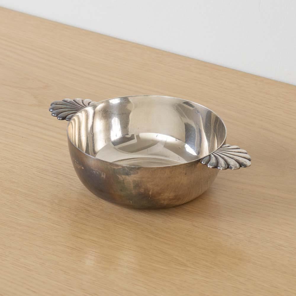 Magnifique vide poche Art Déco en métal argenté, France, années 1930. Petit plat avec de jolis détails de coquillages sur les poignées. La finition d'origine présente une belle patine d'âge. Parfait comme objet décoratif ou fourre-tout. Estampillé