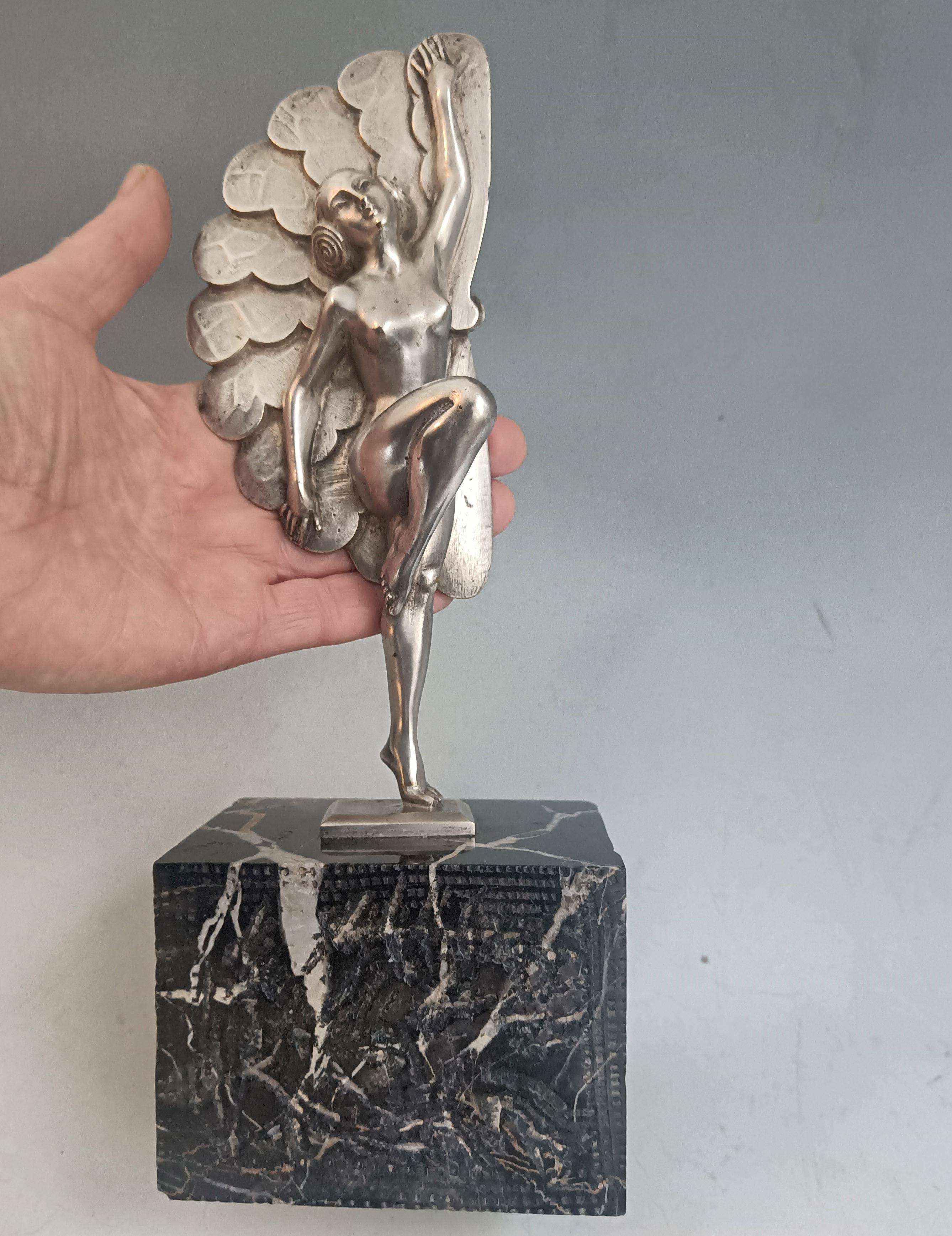 Martellato Figura in bronzo argentato Art Deco francese di H. A. C. 1930 Arts & Crafts Décor in vendita