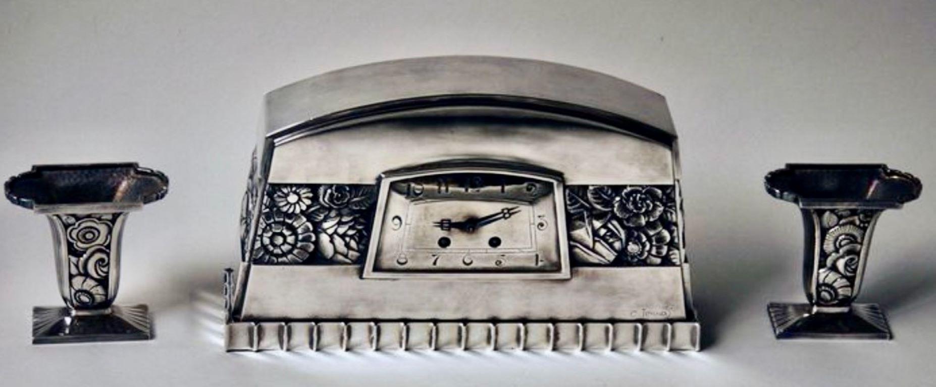 Französische Art Deco Manteluhr aus versilberter Bronze von C, Terras 1925. Ein sehr seltenes Modell C. Terras versilberte Bronze Art Deco Uhr. Ungewöhnliches Design mit zentralem geometrischem Blumenband, gewölbtem Oberteil und rechteckigem Sockel