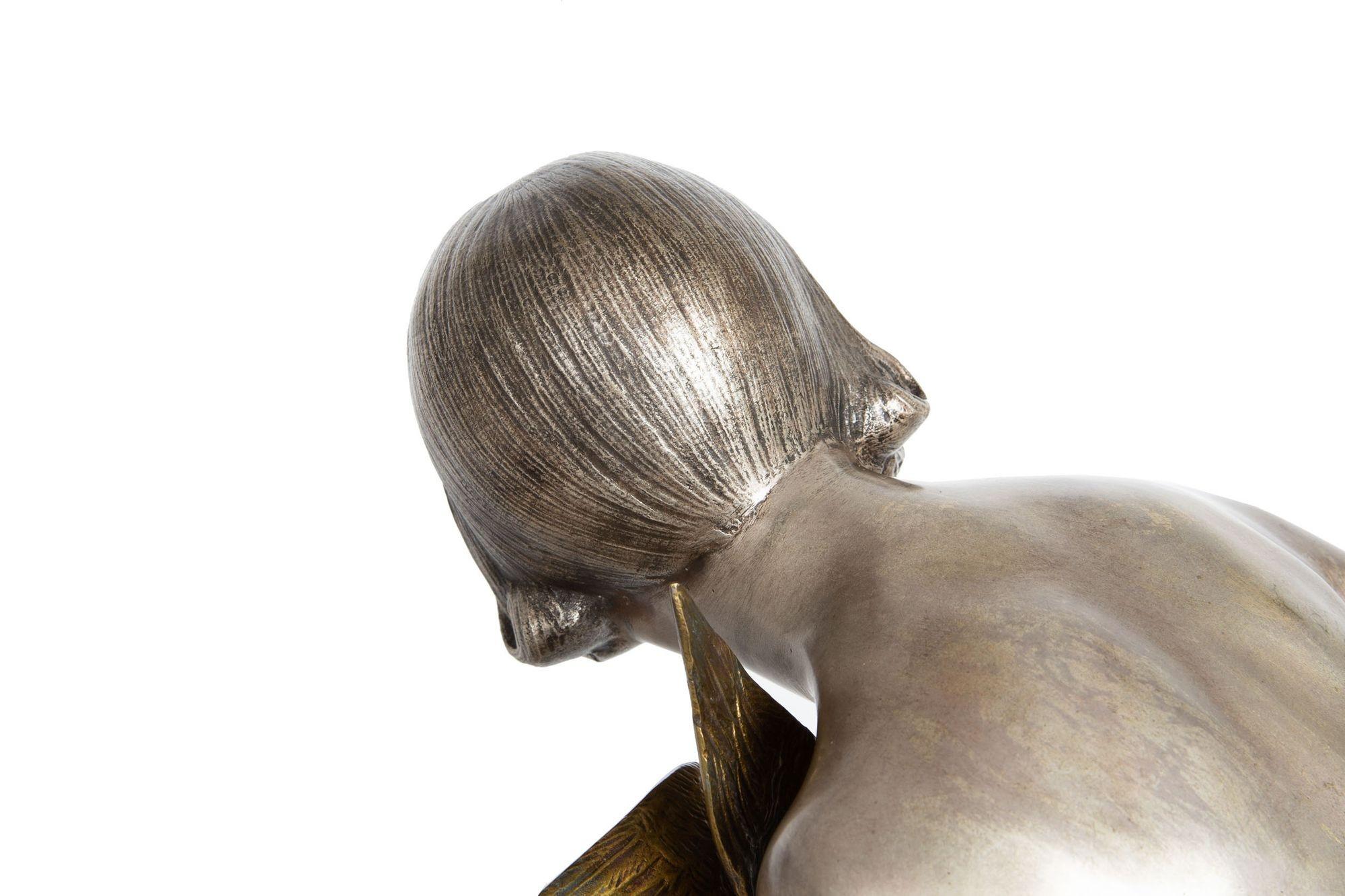 Sculpture française Art déco en bronze argenté représentant une femme avec un oiseau par Armand Godard en vente 3
