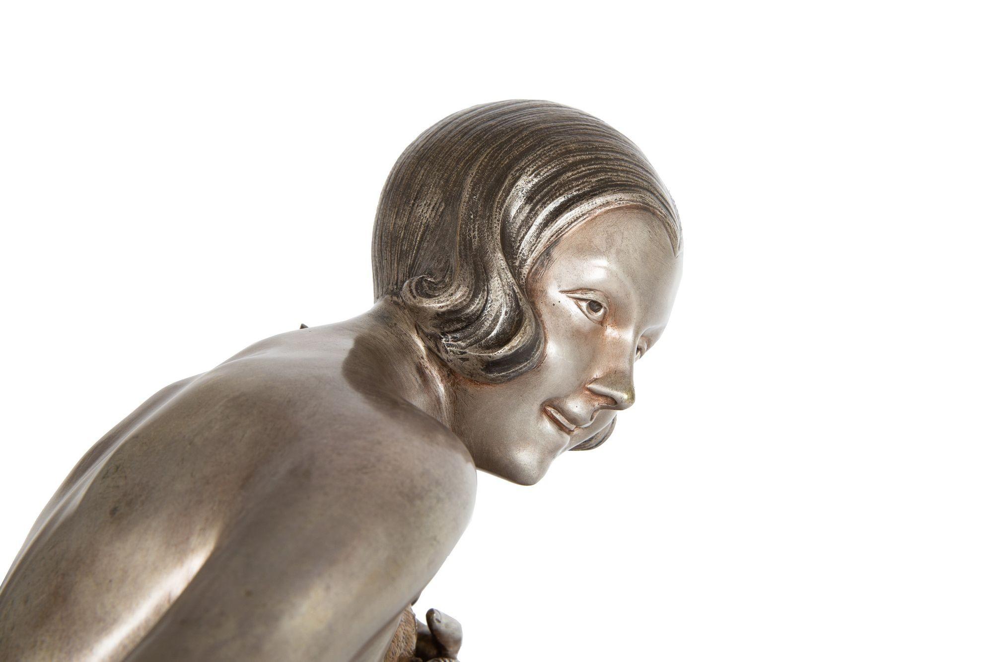 Französische versilberte Bronzeskulptur Frau mit Vogel im Art déco-Stil von Armand Godard im Angebot 8