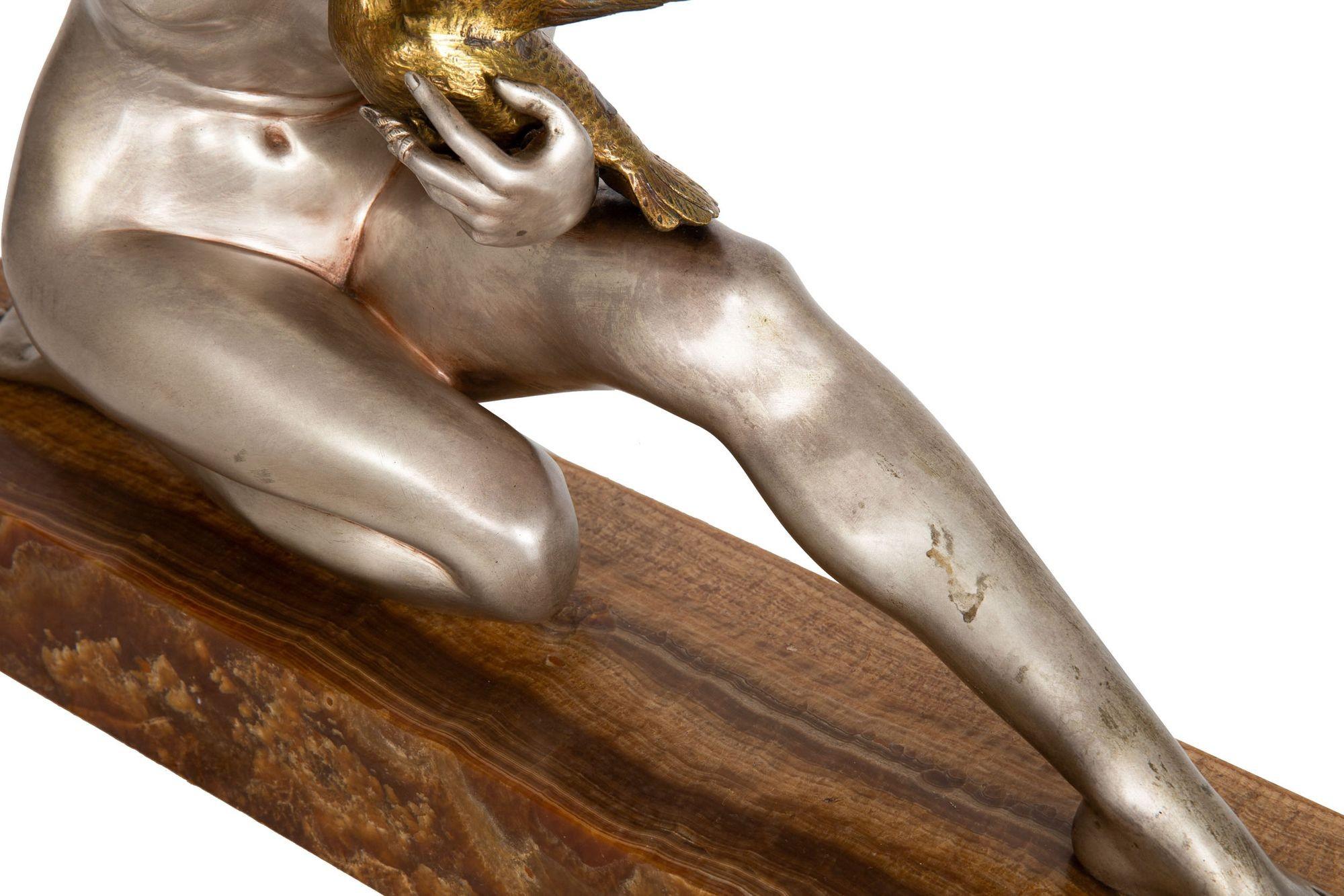 Französische versilberte Bronzeskulptur Frau mit Vogel im Art déco-Stil von Armand Godard im Angebot 12