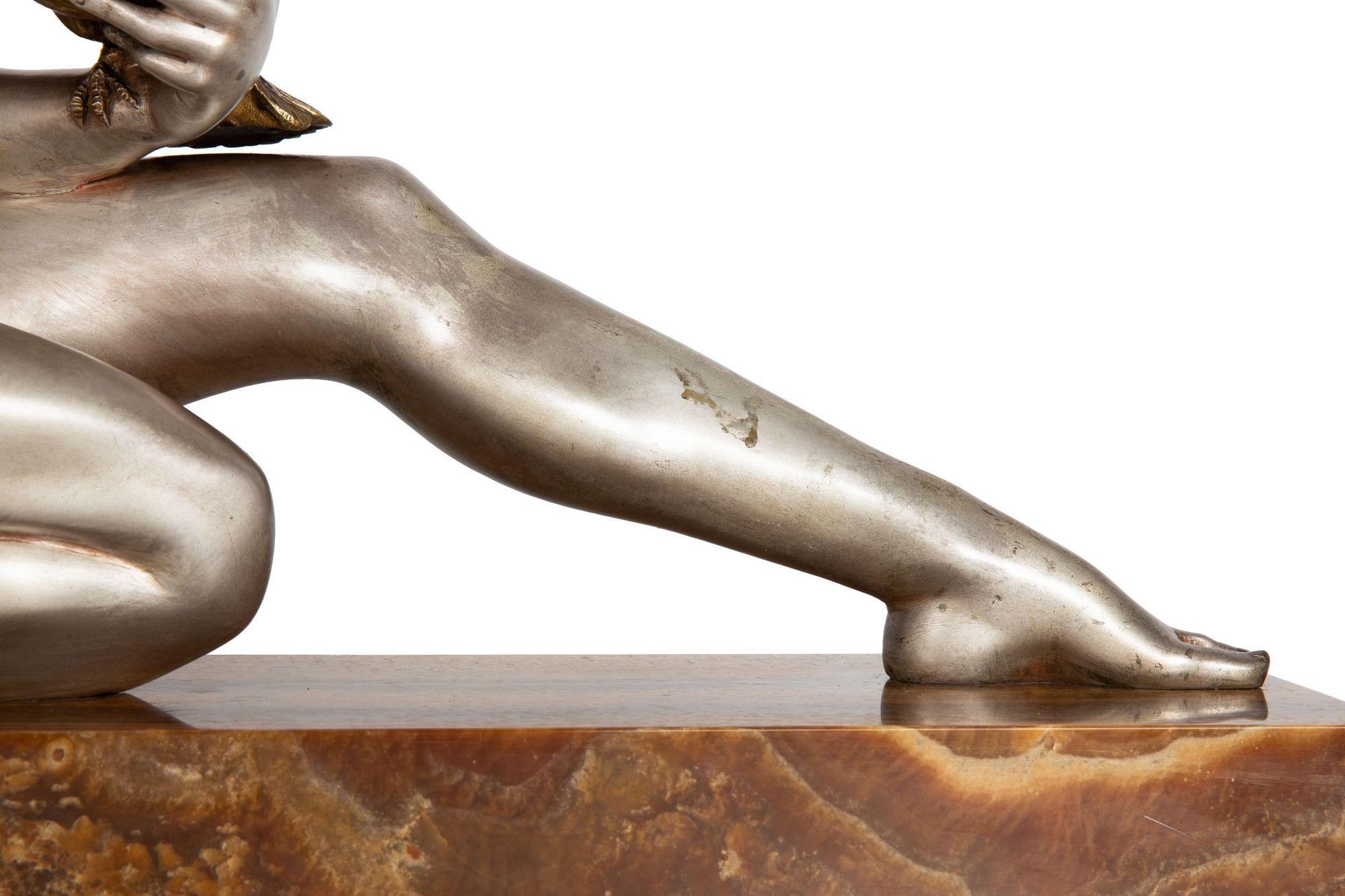 Sculpture française Art déco en bronze argenté représentant une femme avec un oiseau par Armand Godard en vente 11