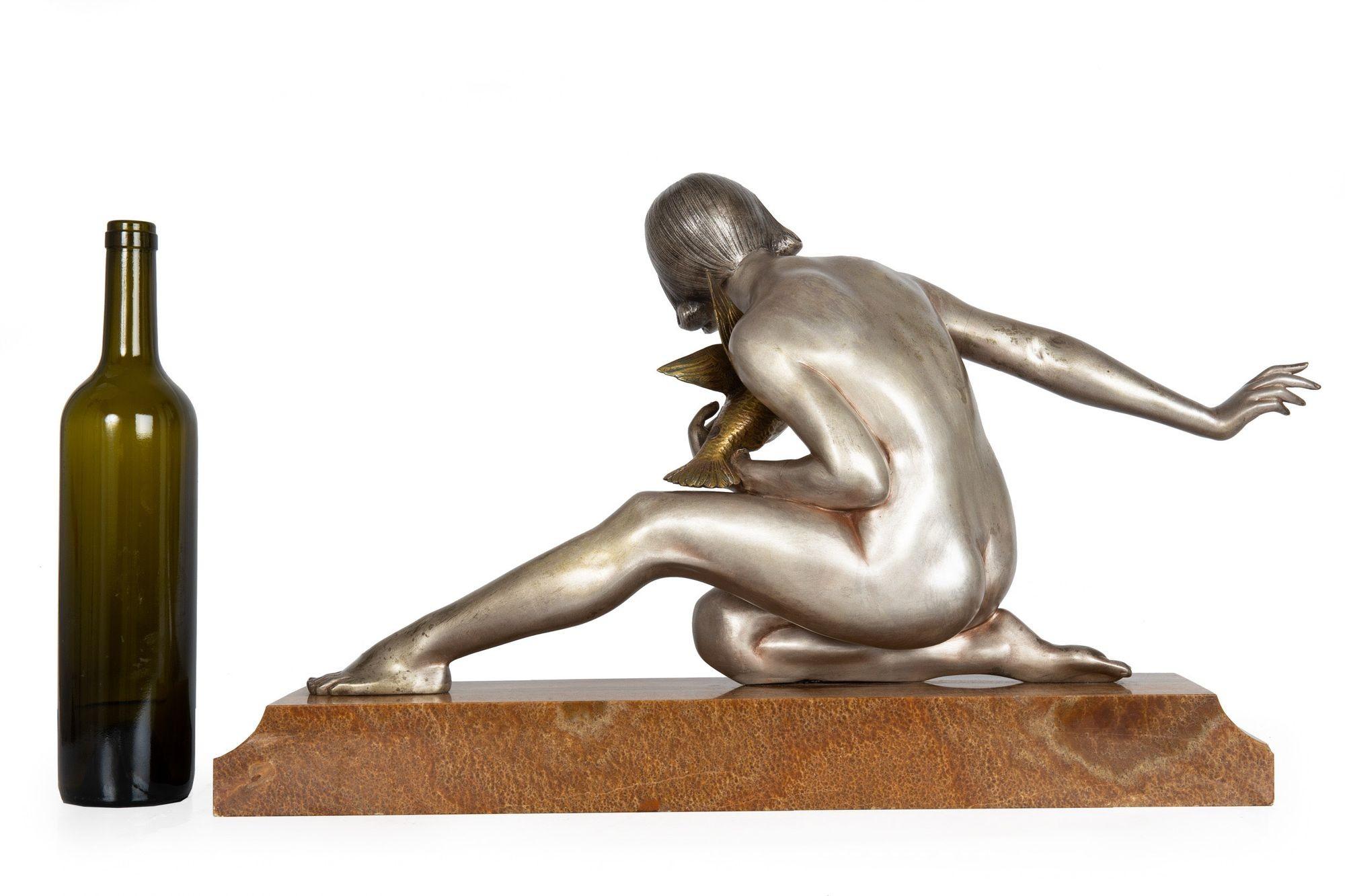 Patiné Sculpture française Art déco en bronze argenté représentant une femme avec un oiseau par Armand Godard en vente