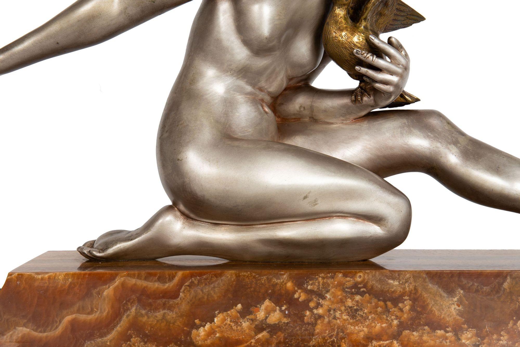 Französische versilberte Bronzeskulptur Frau mit Vogel im Art déco-Stil von Armand Godard im Angebot 3