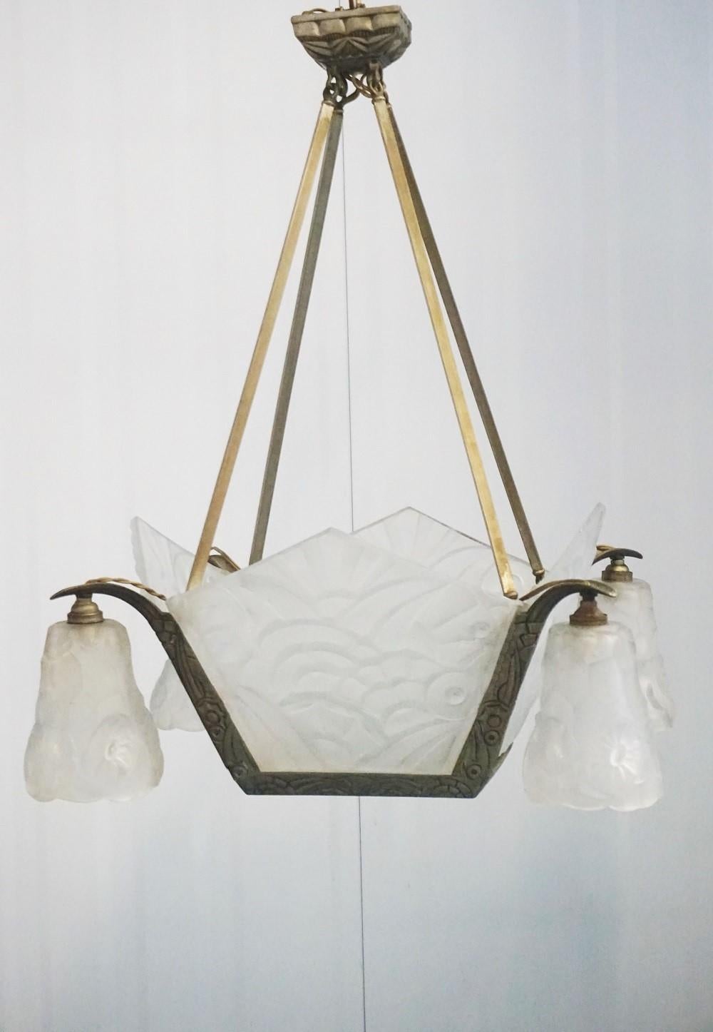 French Art Deco chandelier by Degue with four heavy clear frosted glass geometric side panels and four tulip shades with floral motifs, nickel-plated structure. Glass panels and shades are signed 