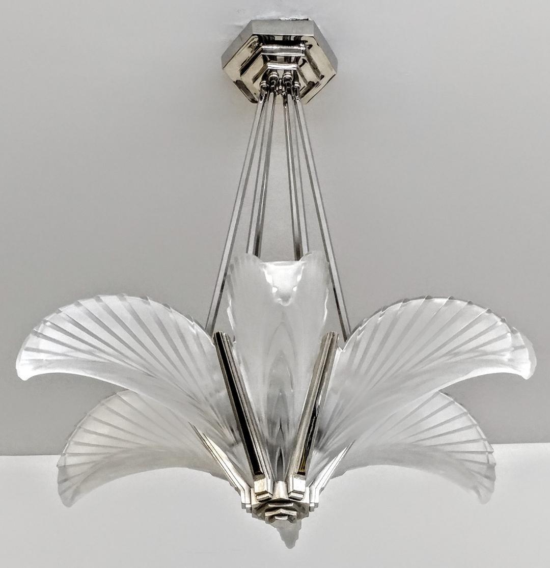 French Art Deco six panels feather chandelier with clear frosted glass shades decorated with a geometric feather motif in great condition. Mounted on a matching geometric Art Deco streamlined design nickel bronze frames. Rewired to U.S. standards