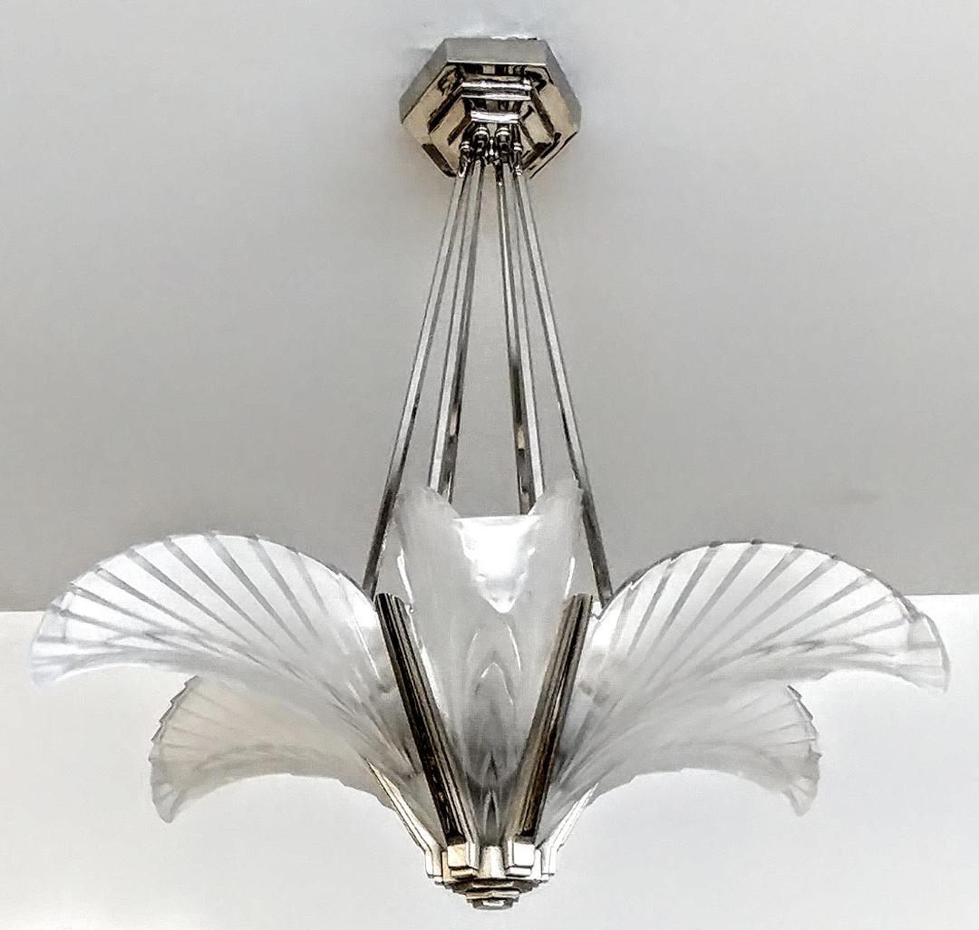 French Art Deco Feather Chandelier In Excellent Condition For Sale In Long Island City, NY