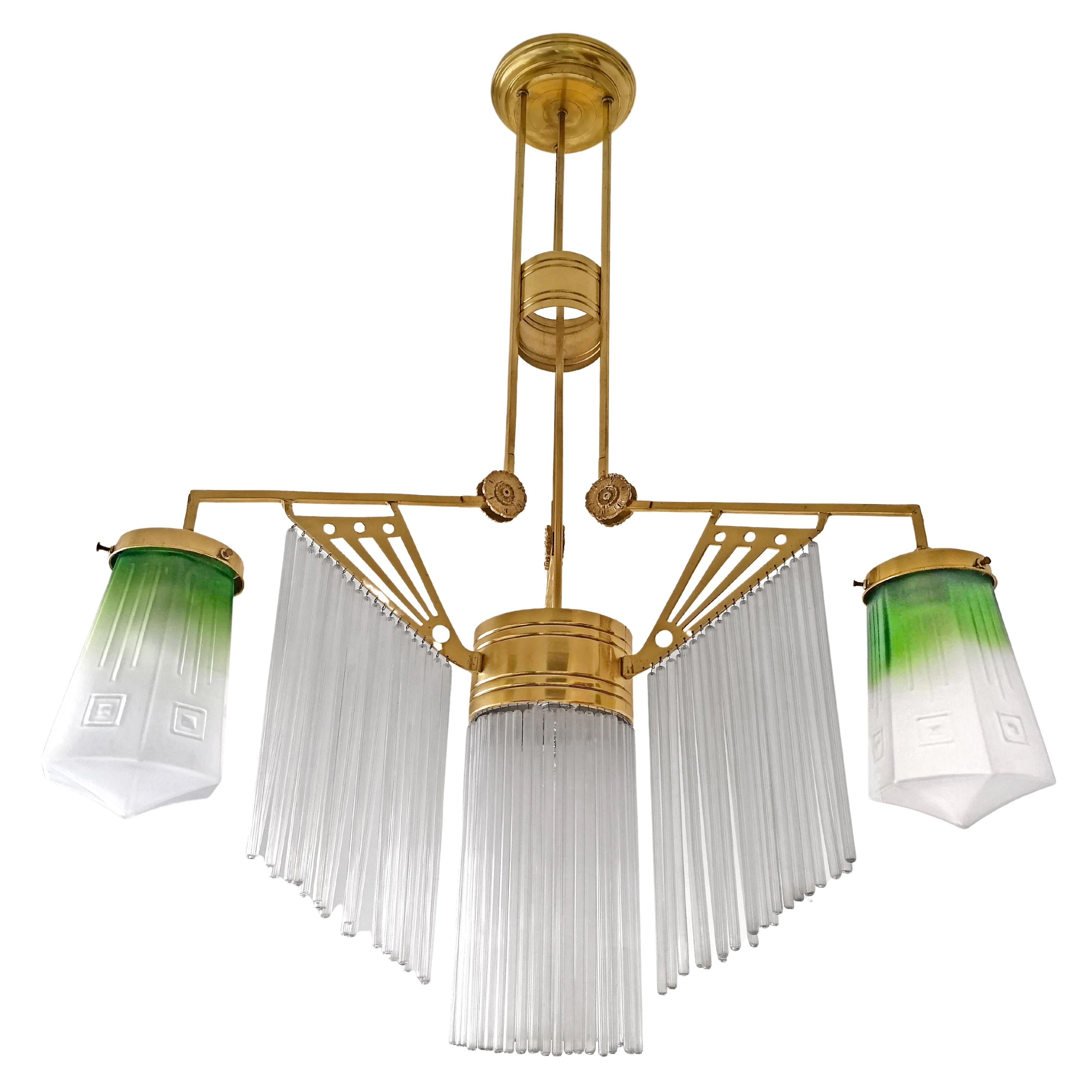 French Art Deco skyscraper chandelier in green glass, straws & gilt brass c1920
Superb and rare chandelier called 'Skyscraper' Art Deco, circa 1920. The glass globes are satin white and smoked green. The frame is made of Polished brass ornate with
