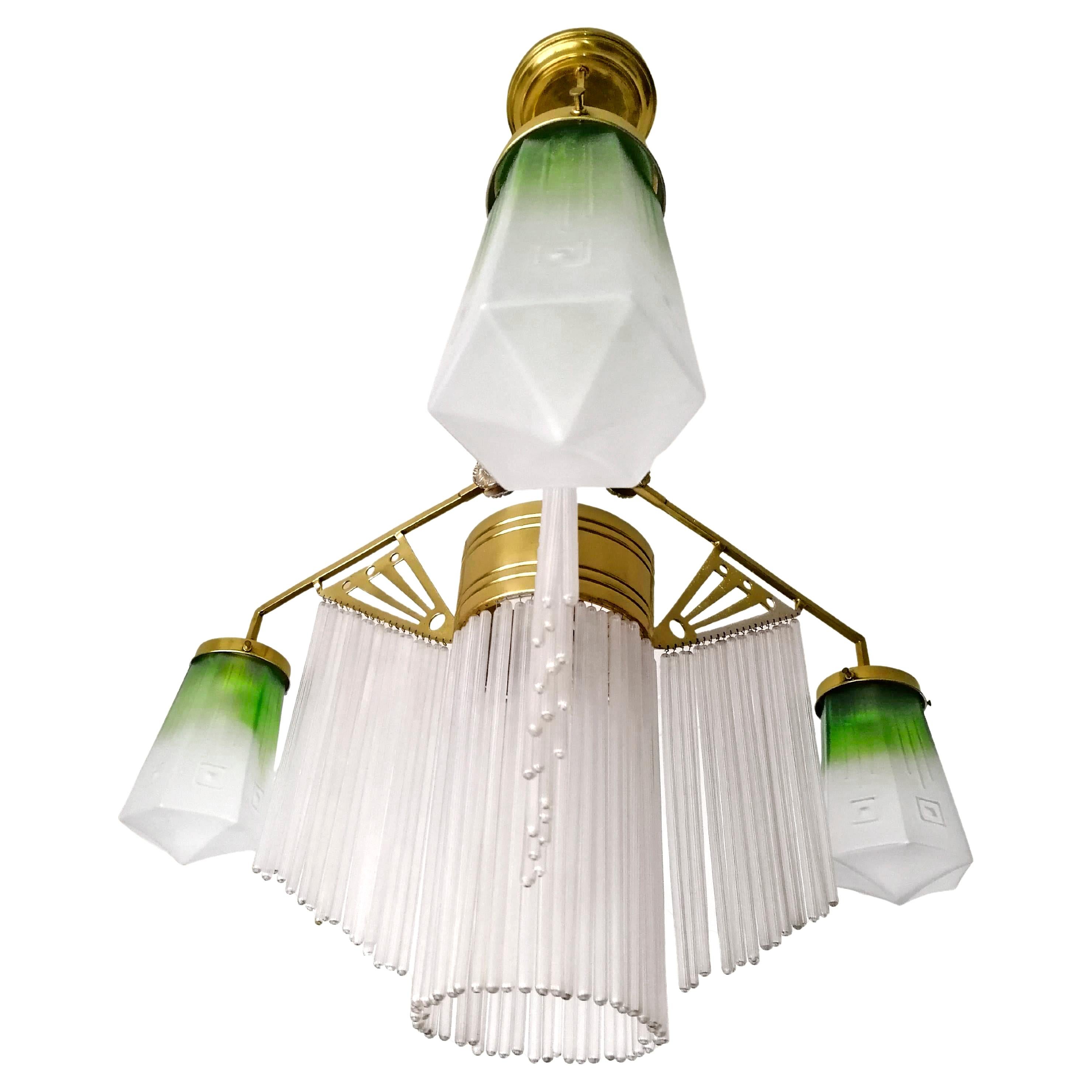 French Art Deco Skyscraper Chandelier in Green Glass, Straws & Gilt Brass C1920 In Excellent Condition For Sale In Coimbra, PT