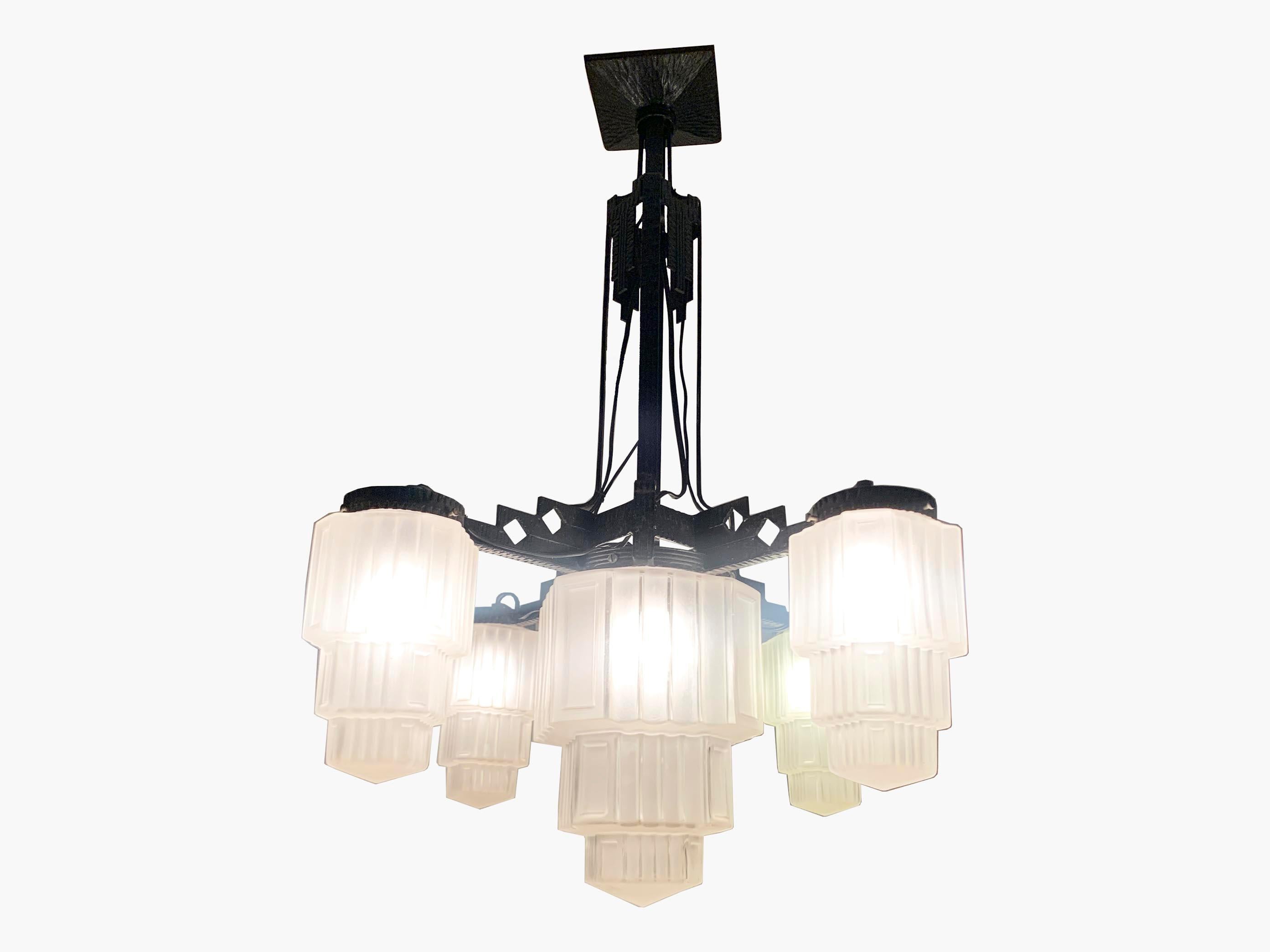Forgiato Lampadario francese Art Deco a grattacielo in ferro battuto e vetro, circa 1920 in vendita