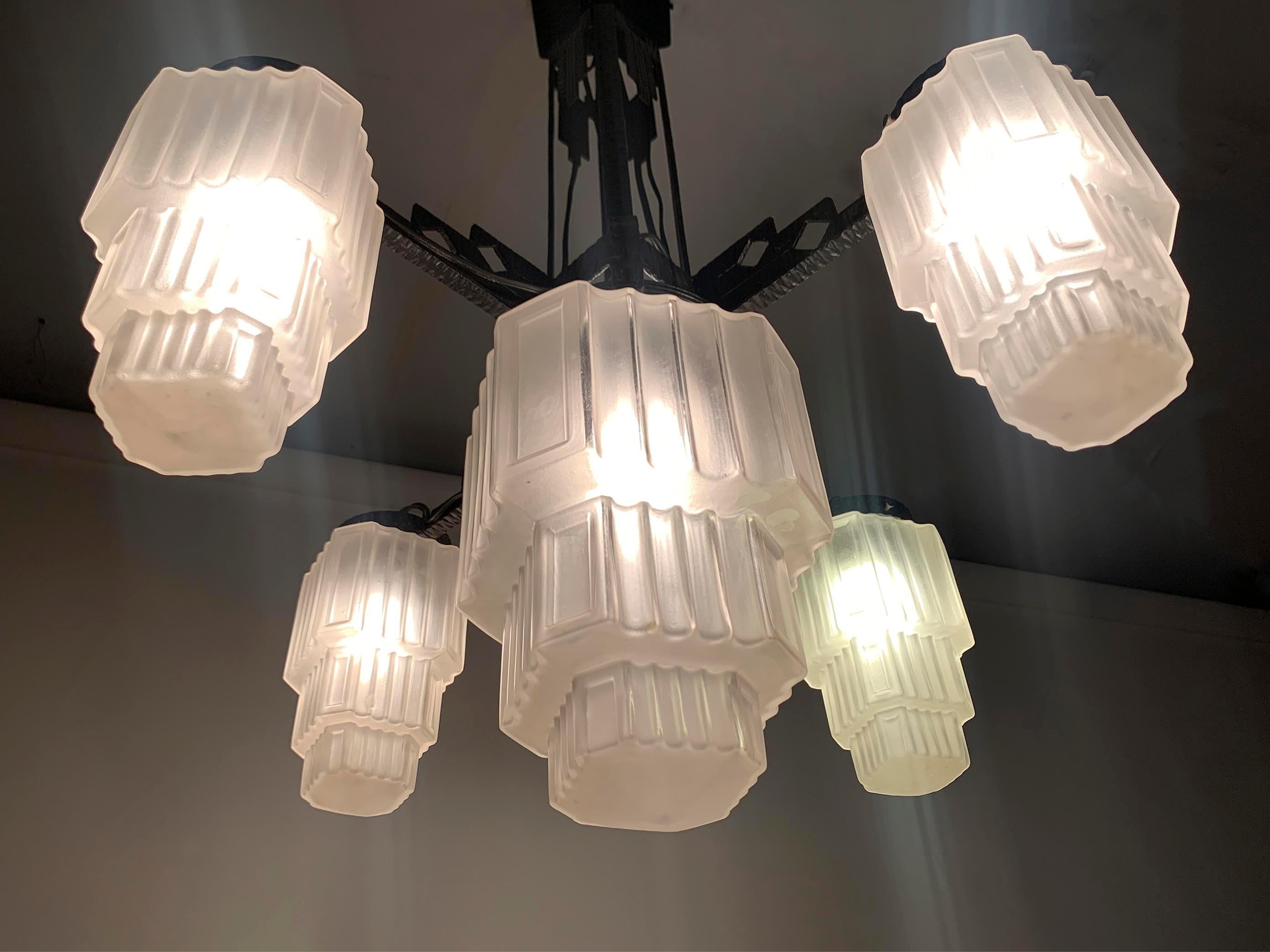 Lampadario francese Art Deco a grattacielo in ferro battuto e vetro, circa 1920 In condizioni buone in vendita a Beirut, LB