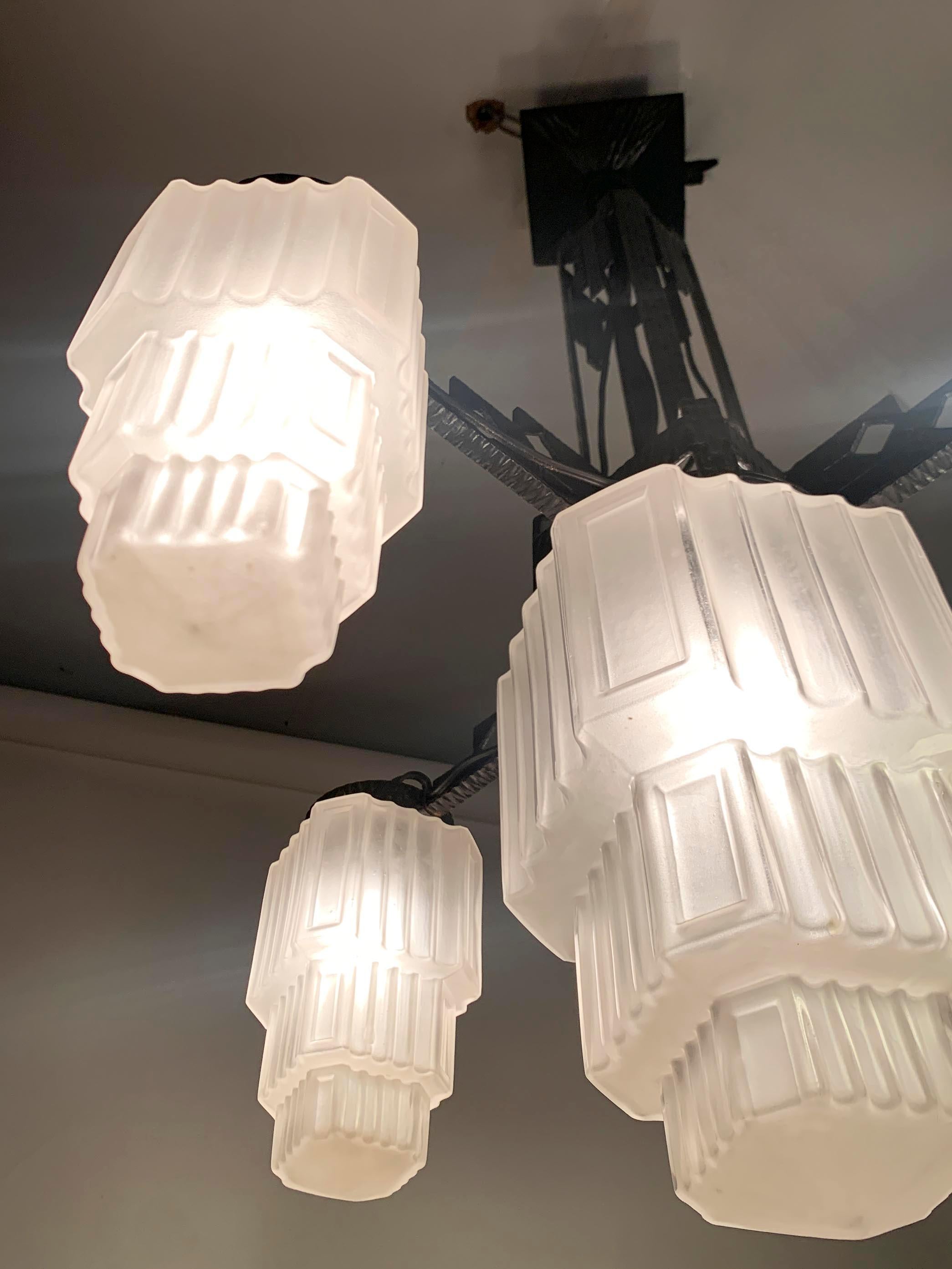 Inizio XX secolo Lampadario francese Art Deco a grattacielo in ferro battuto e vetro, circa 1920 in vendita