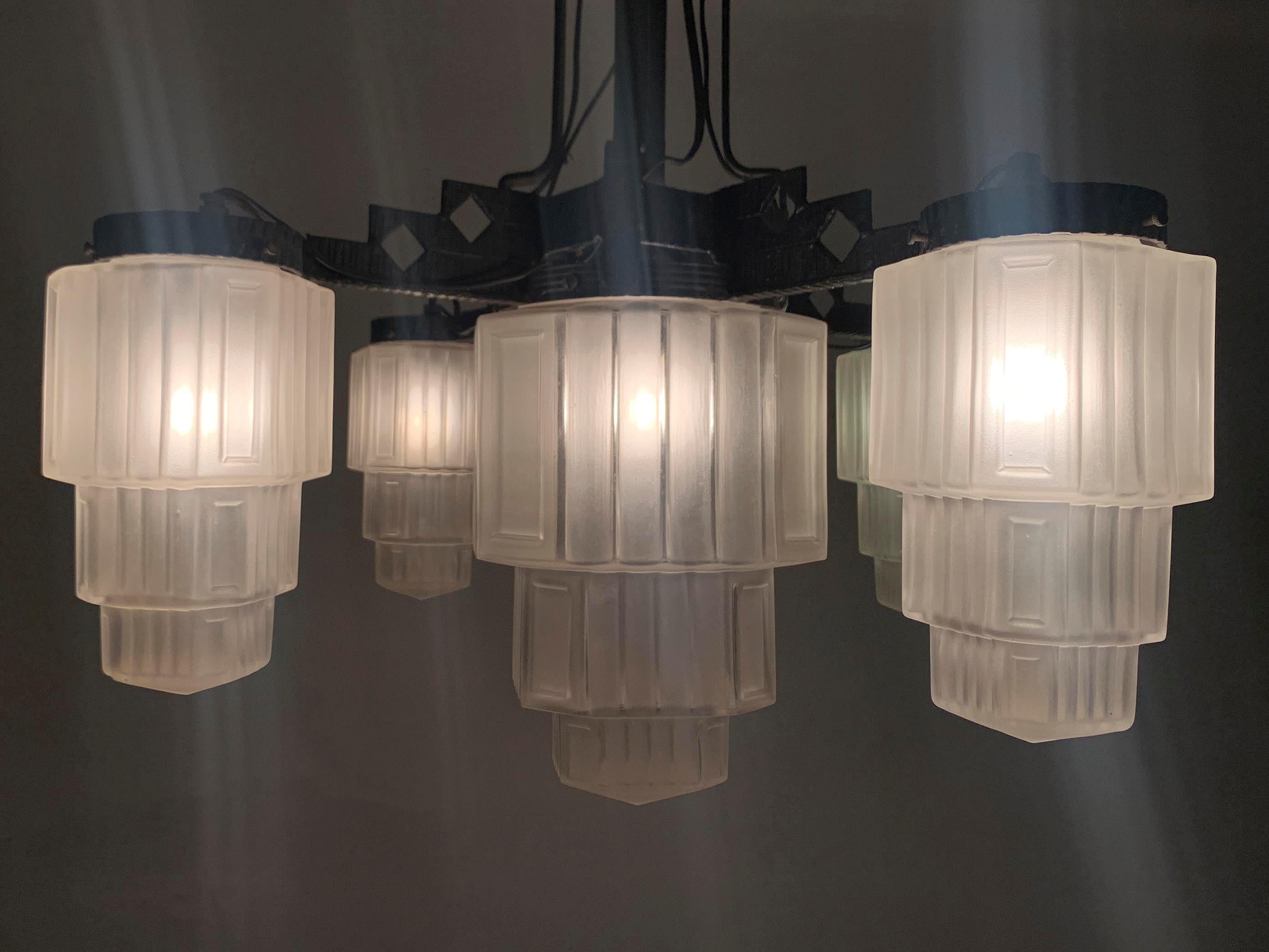 Vetro Lampadario francese Art Deco a grattacielo in ferro battuto e vetro, circa 1920 in vendita