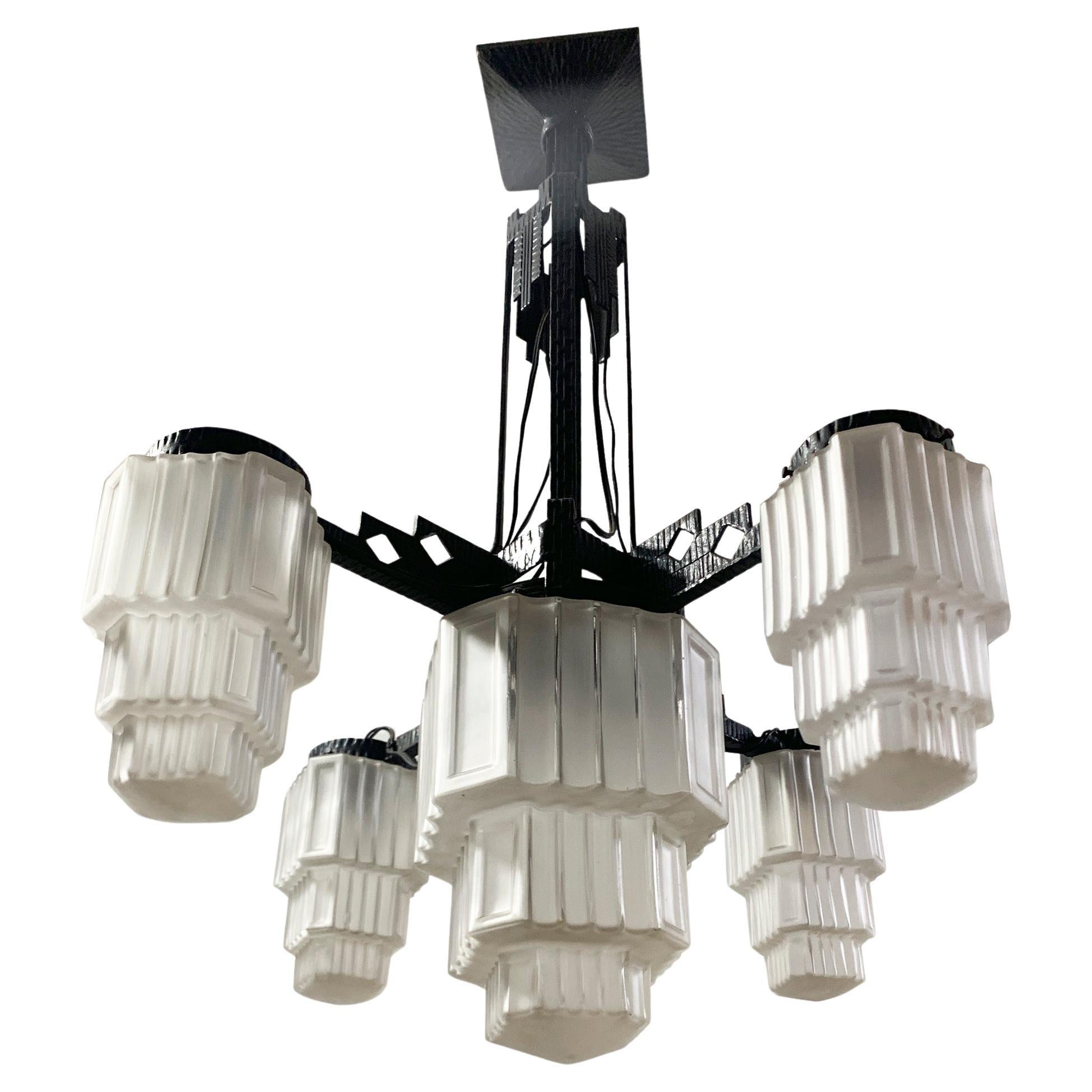 Lampadario francese Art Deco a grattacielo in ferro battuto e vetro, circa 1920 in vendita