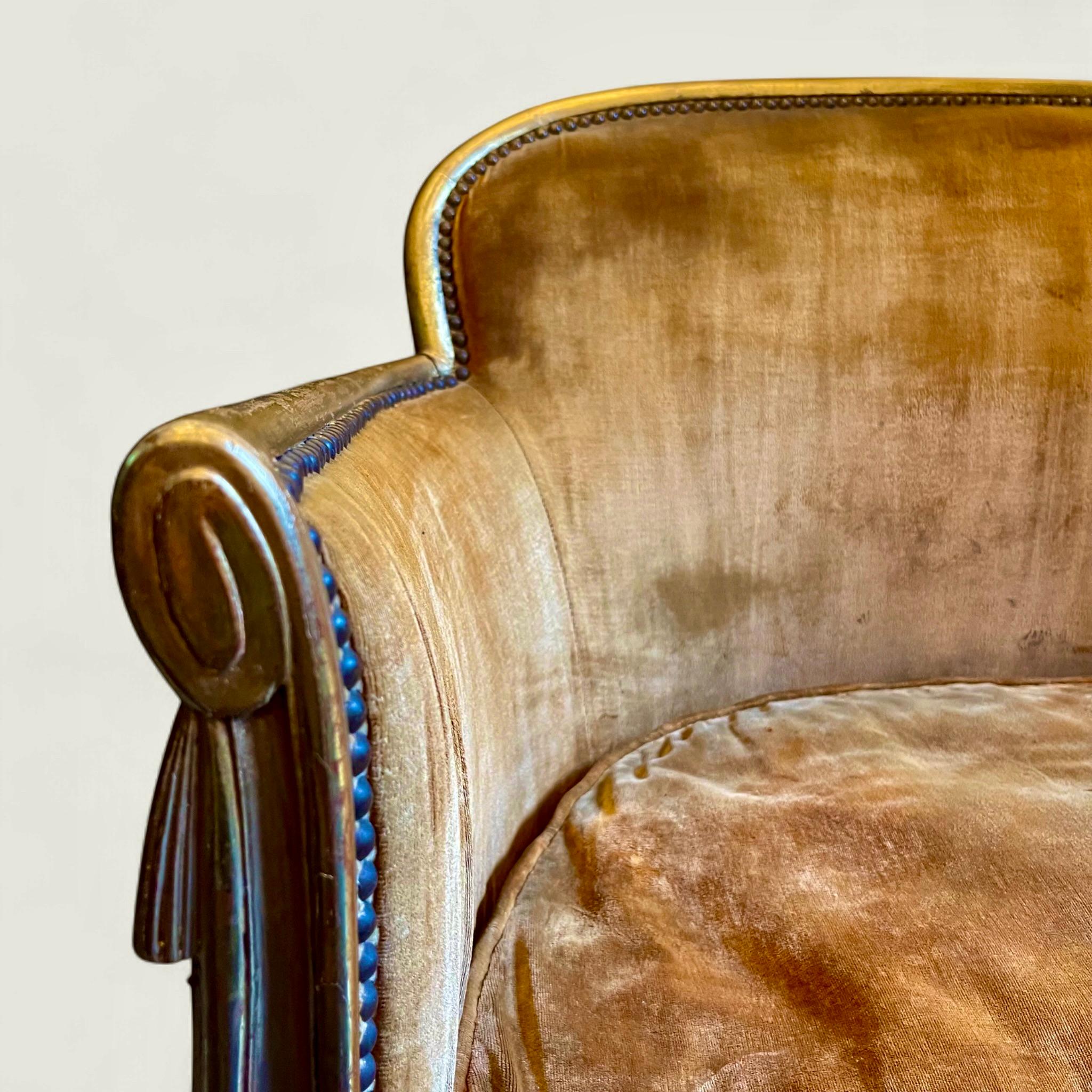 Sofá francés Art Déco pequeño de madera dorada atribuido a Sue et Mare hacia 1925 en venta 2