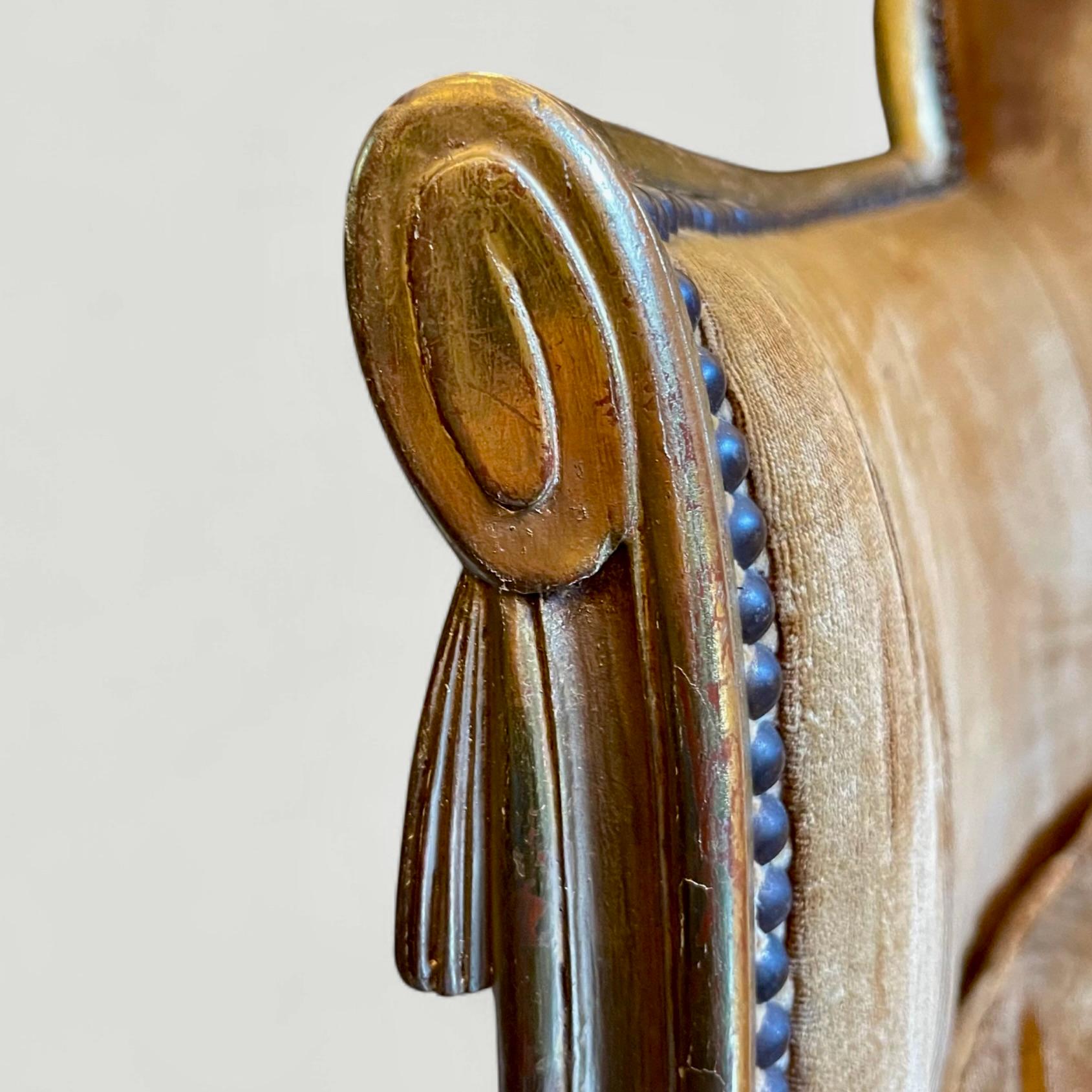 Sofá francés Art Déco pequeño de madera dorada atribuido a Sue et Mare hacia 1925 en venta 3