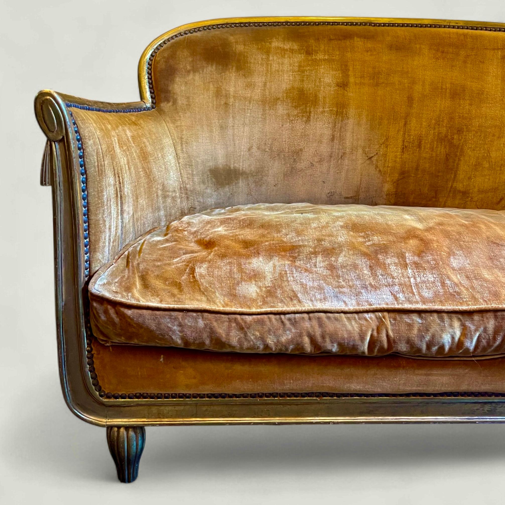 Sofá francés Art Déco pequeño de madera dorada atribuido a Sue et Mare hacia 1925 Art Decó en venta