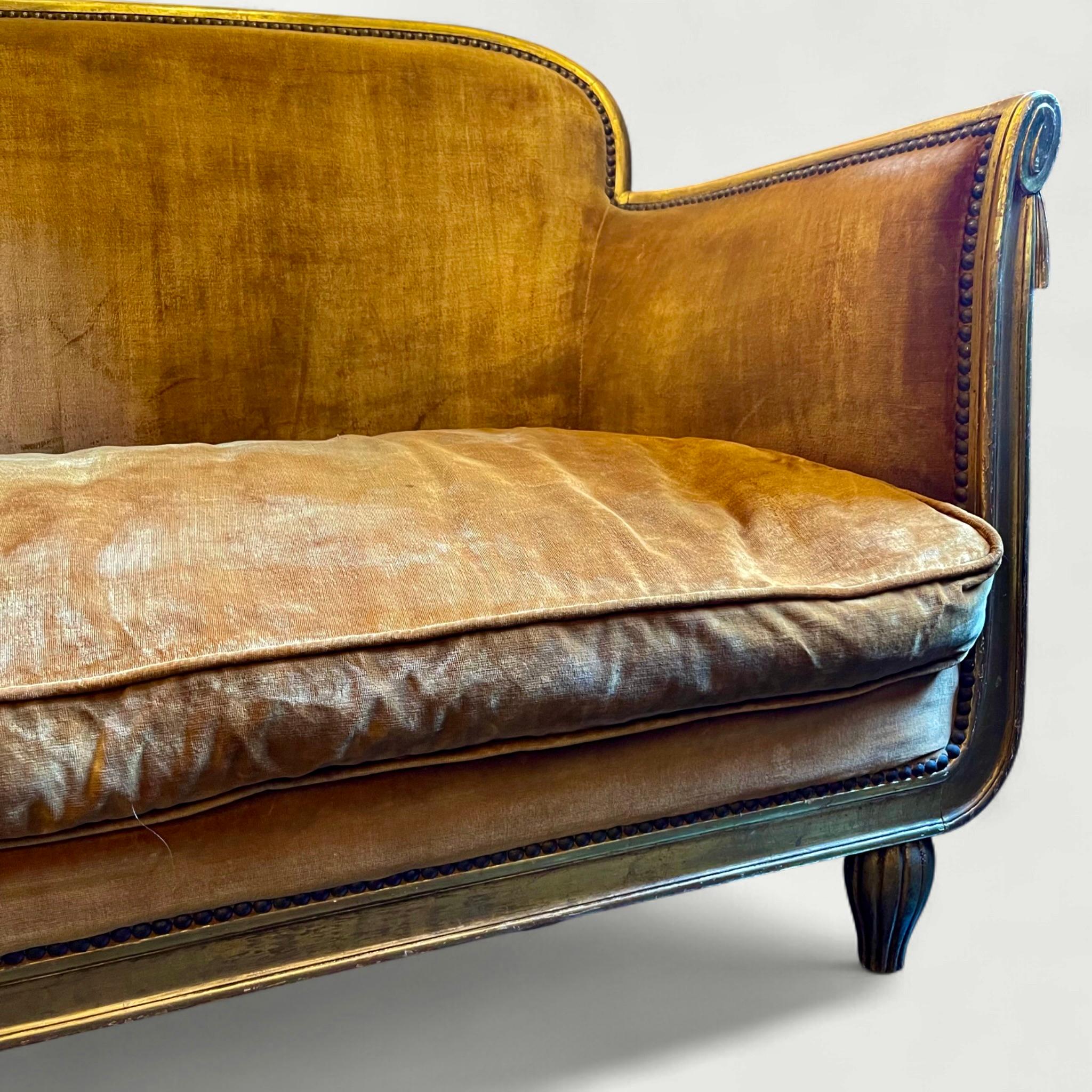 Sofá francés Art Déco pequeño de madera dorada atribuido a Sue et Mare hacia 1925 Francés en venta