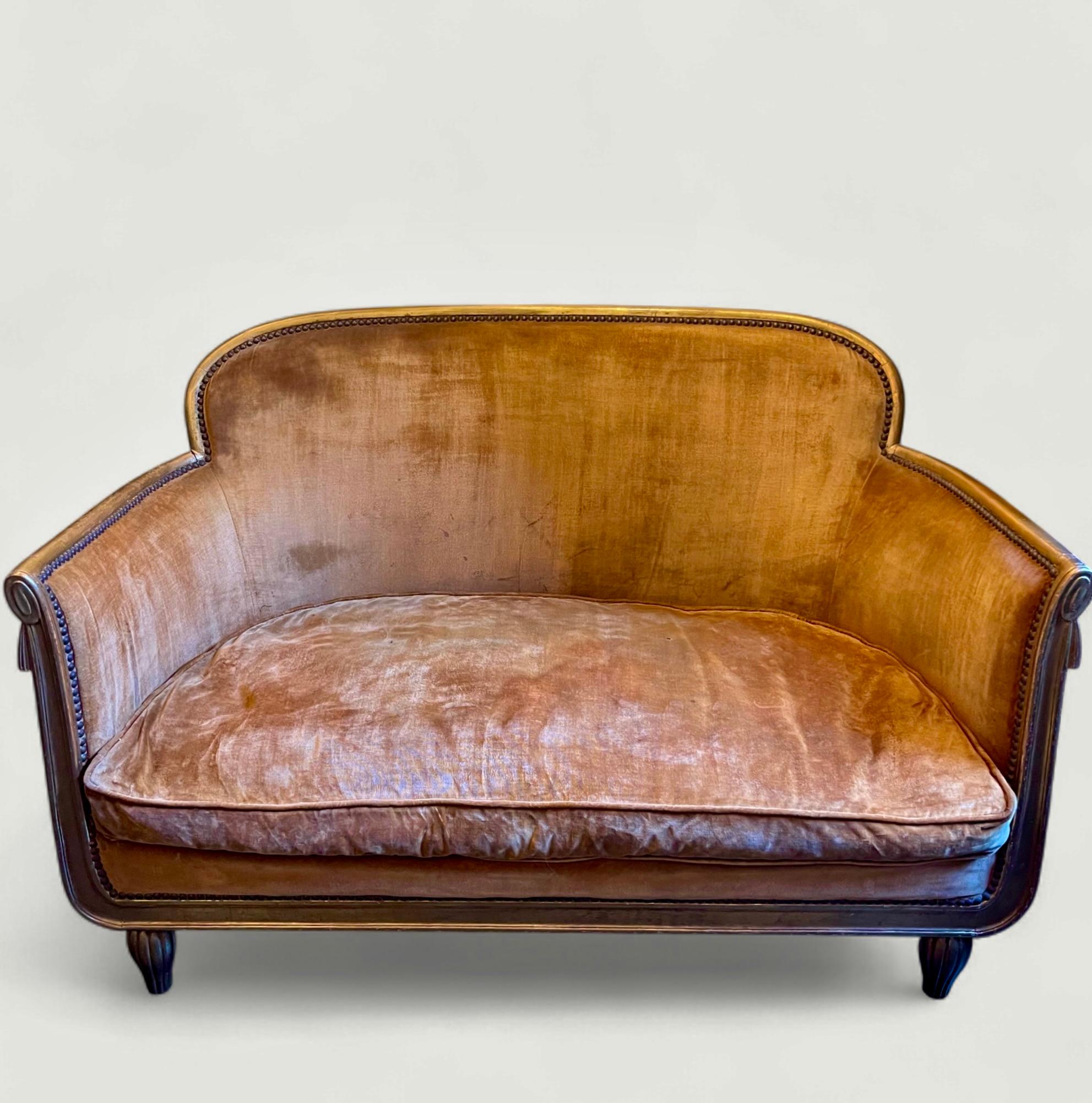 Sofá francés Art Déco pequeño de madera dorada atribuido a Sue et Mare hacia 1925 Dorado en venta