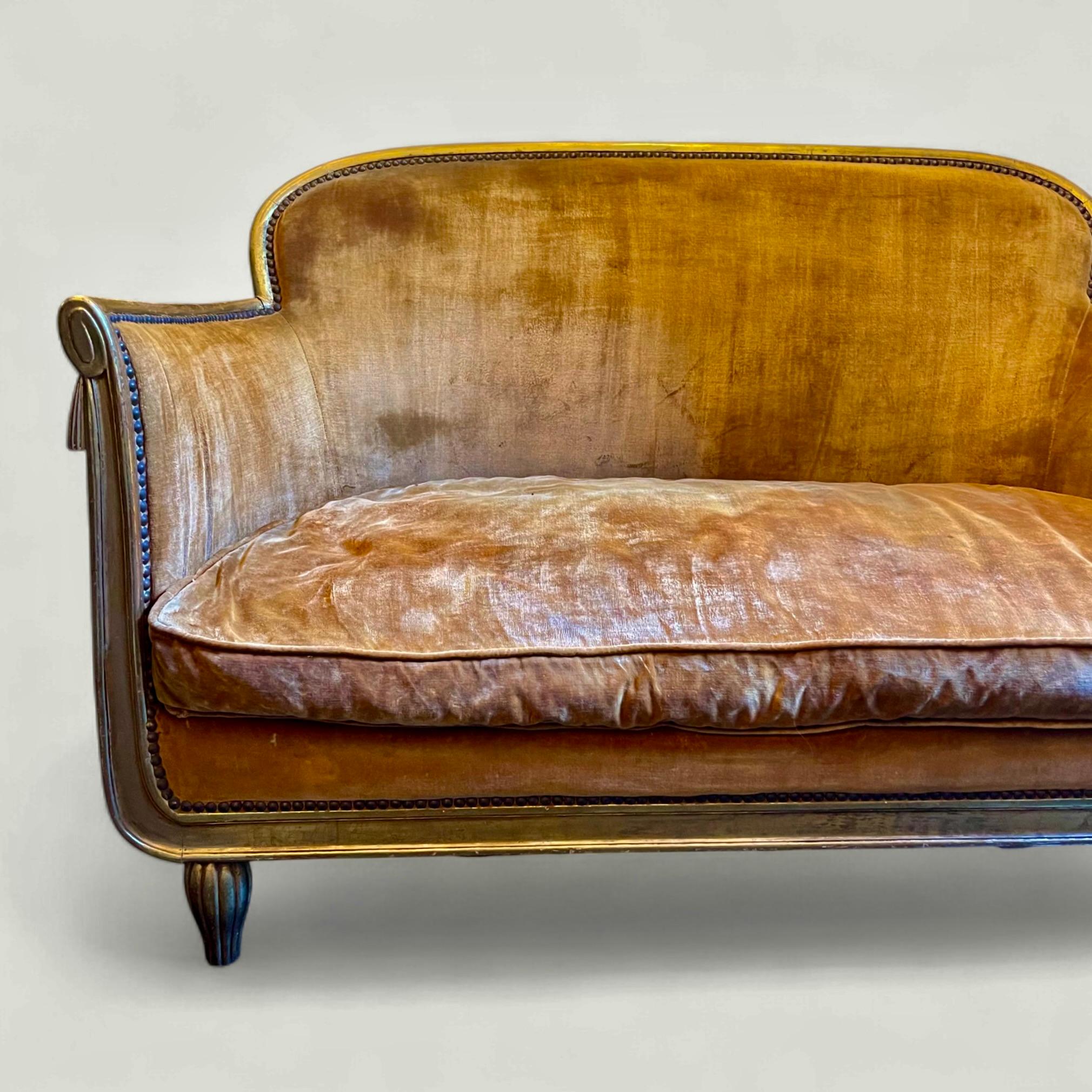 Sofá francés Art Déco pequeño de madera dorada atribuido a Sue et Mare hacia 1925 en Bueno estado para la venta en CA, CA