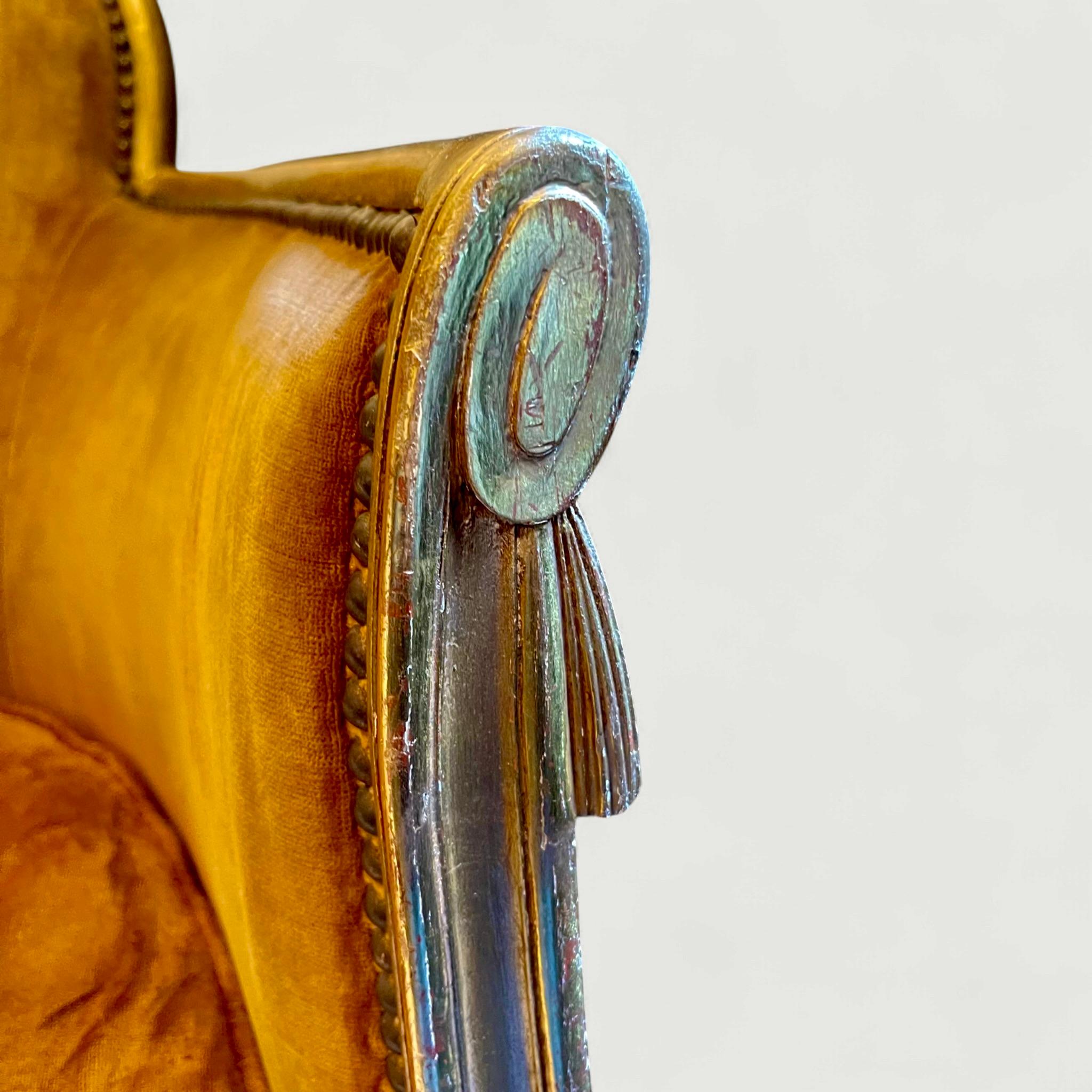 Sofá francés Art Déco pequeño de madera dorada atribuido a Sue et Mare hacia 1925 principios del siglo XX en venta