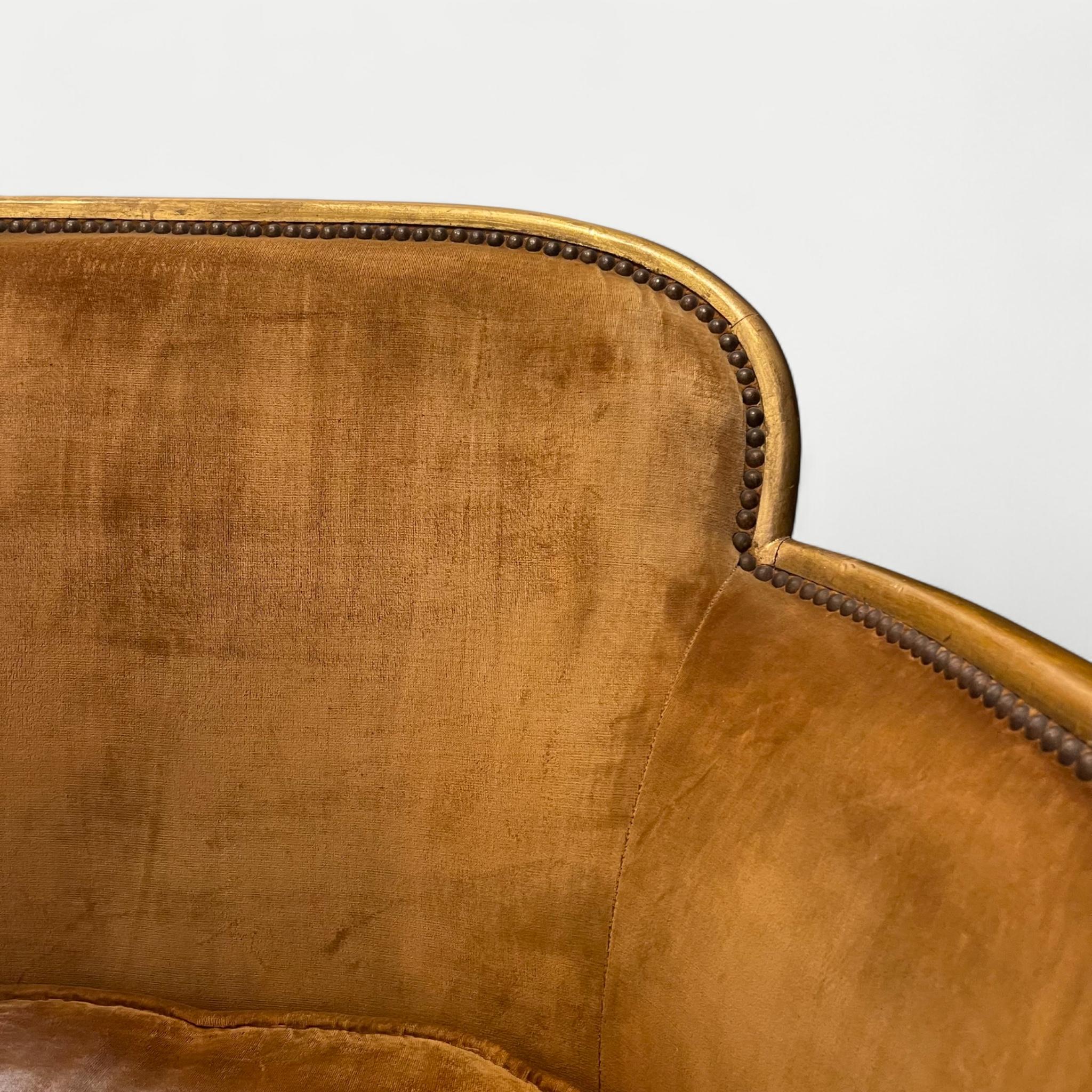 Sofá francés Art Déco pequeño de madera dorada atribuido a Sue et Mare hacia 1925 Madera en venta