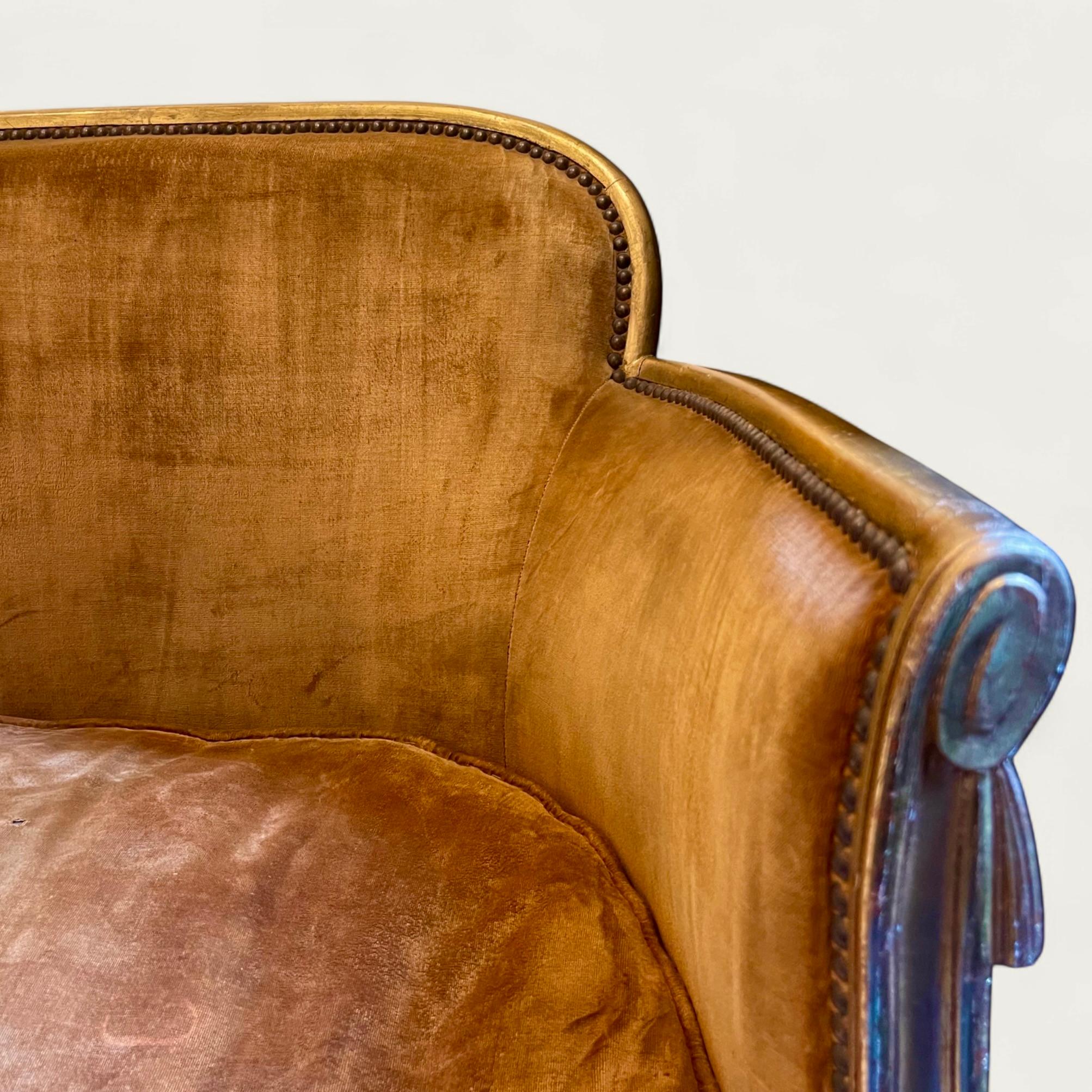 Sofá francés Art Déco pequeño de madera dorada atribuido a Sue et Mare hacia 1925 en venta 1