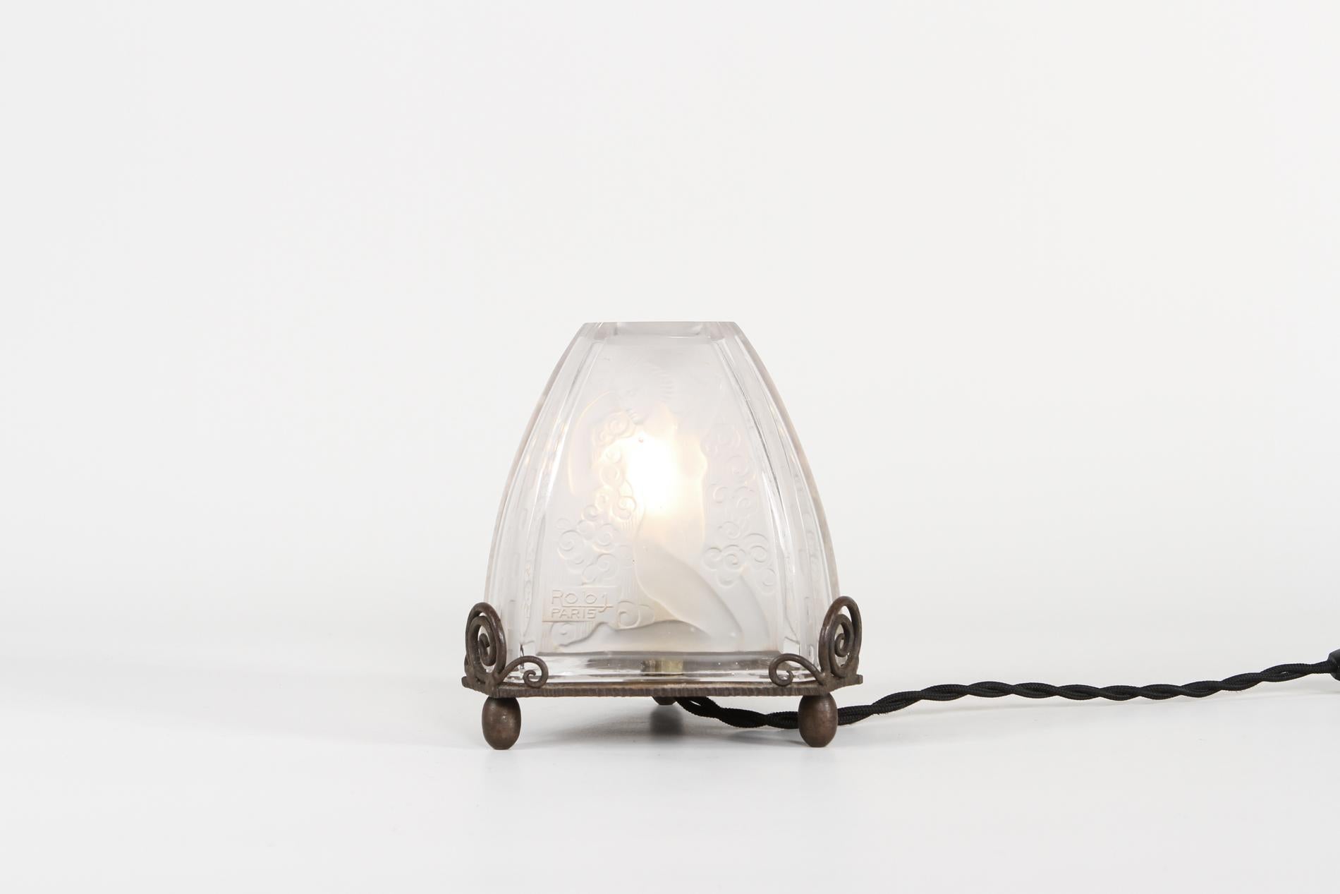 Originale petite lampe de table de nuit Art Déco par ROBJ signée sur le verre, à l'époque elle servait aussi de brumisateur de parfum. La même pièce figure également à l'intérieur de 