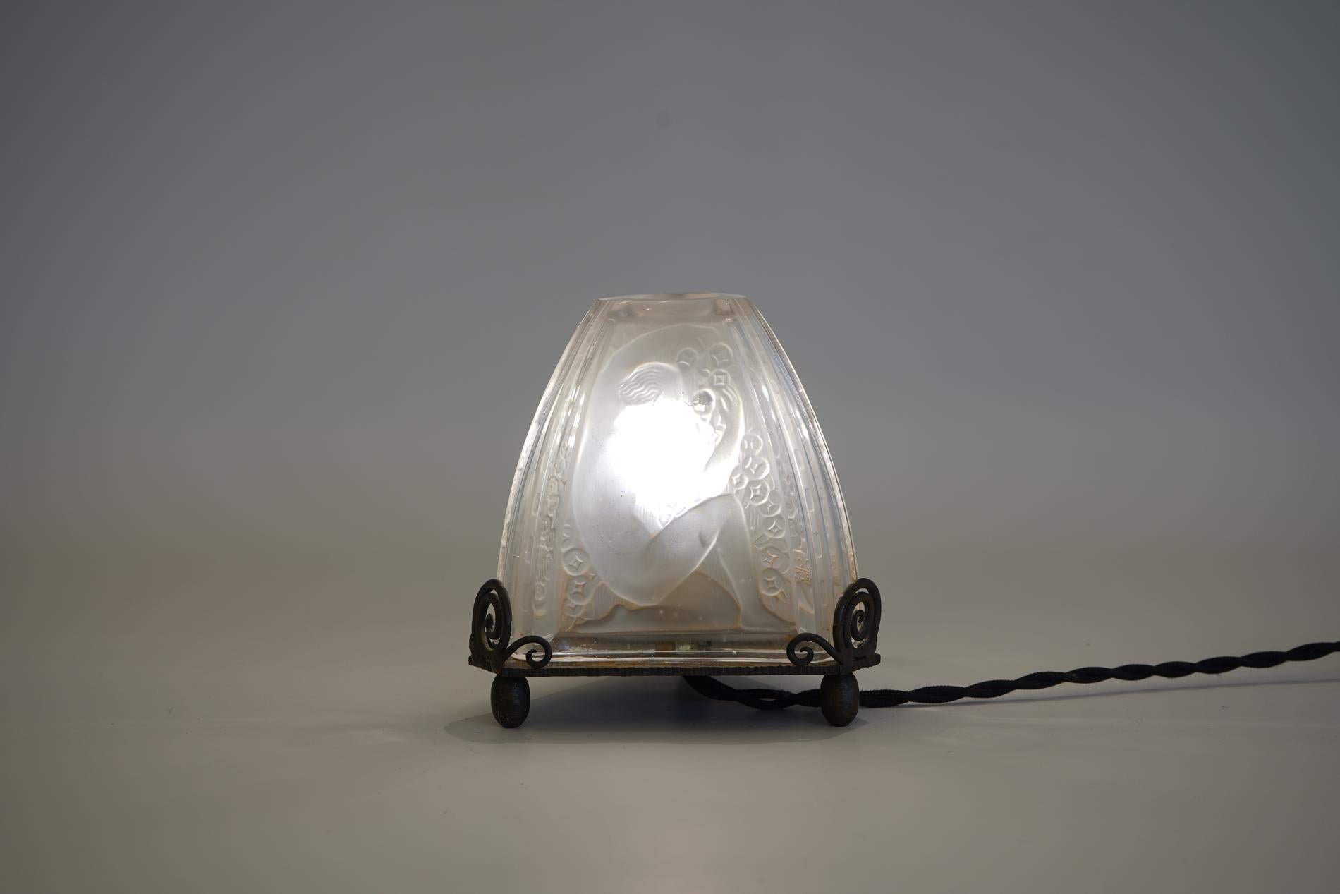 French Art Deco small night table lamp by ROBJ  In Excellent Condition For Sale In SAINT-OUEN-SUR-SEINE, FR