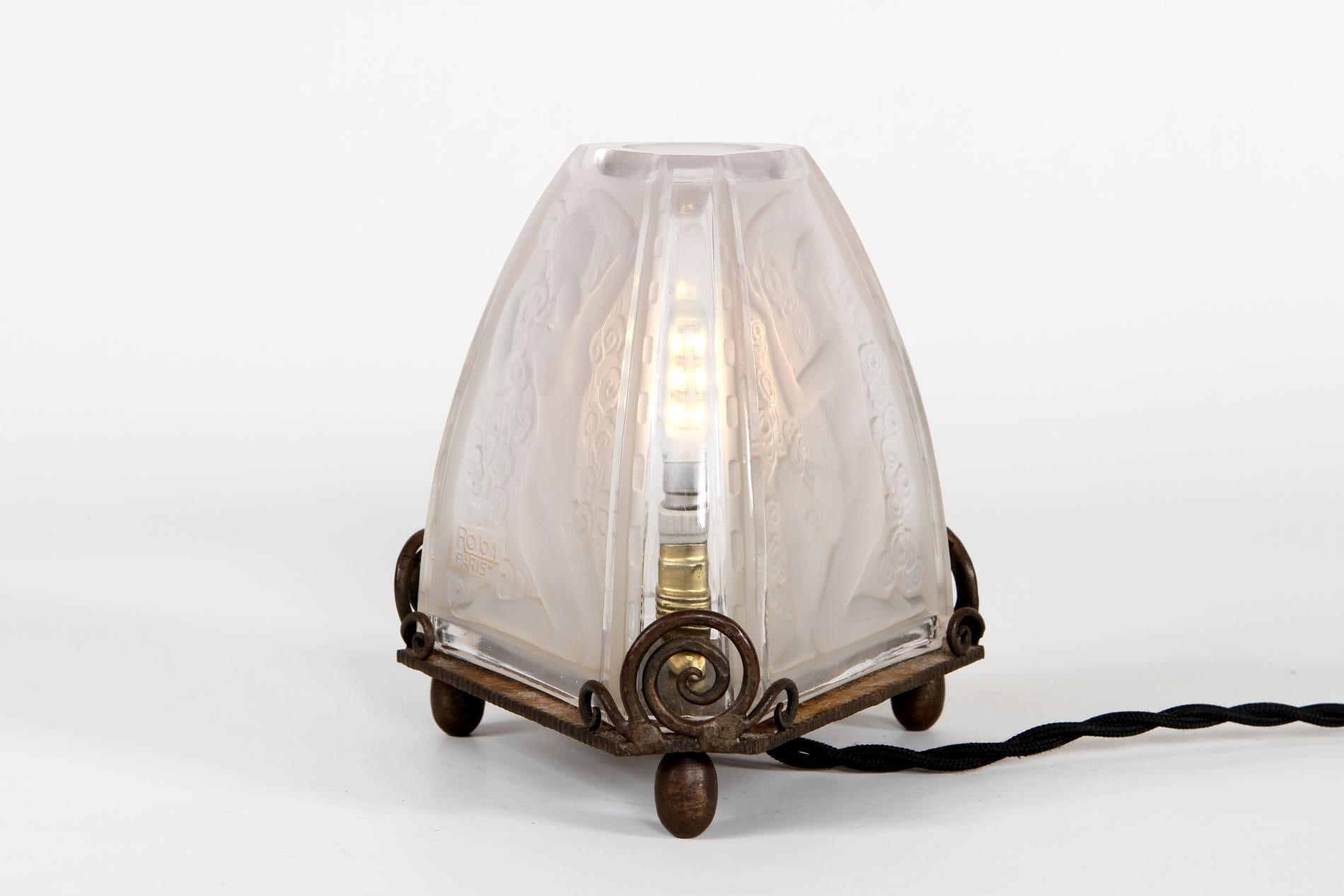Français Petite lampe de table de nuit Art Déco française par ROBJ  en vente