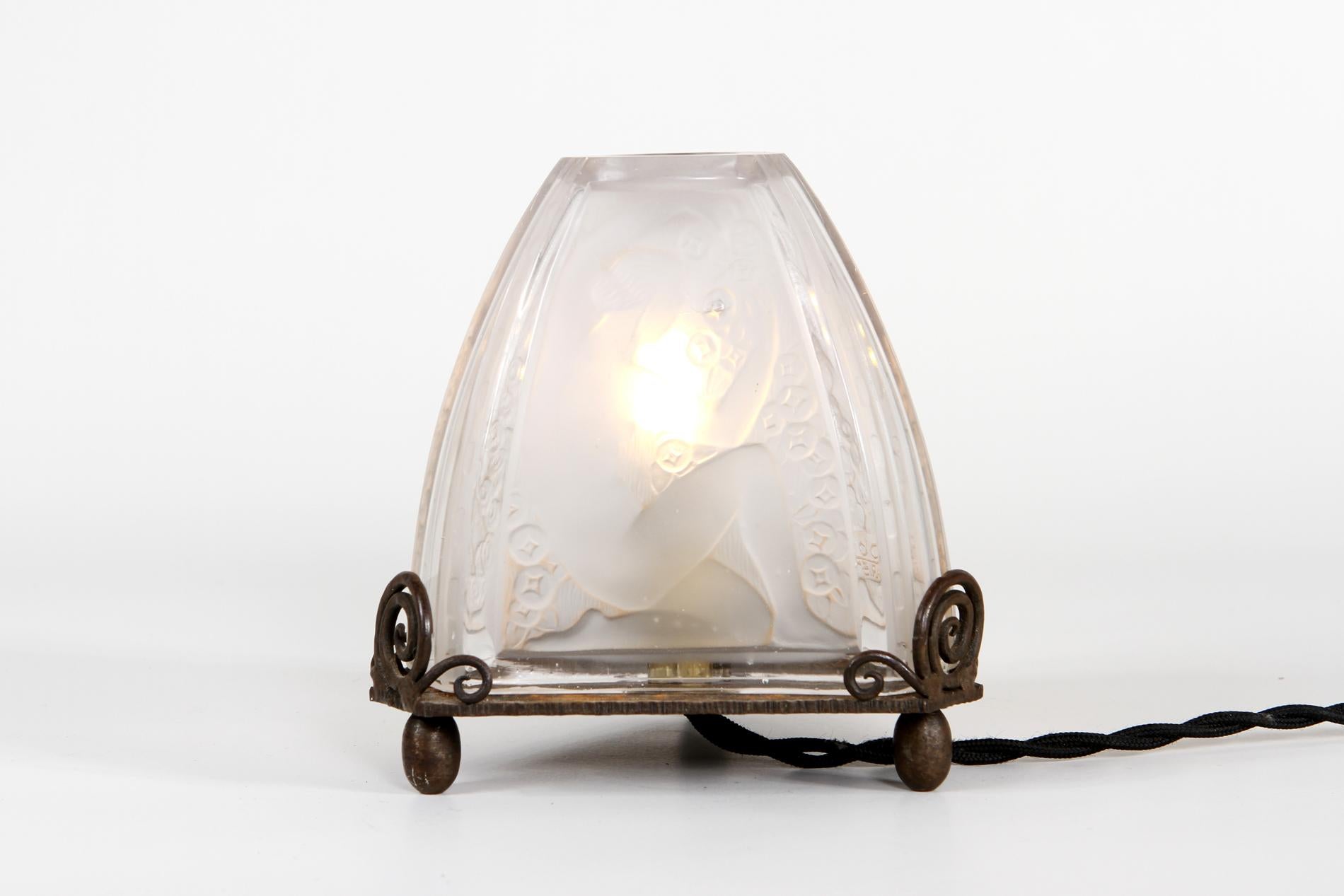 20ième siècle Petite lampe de table de nuit Art Déco française par ROBJ  en vente