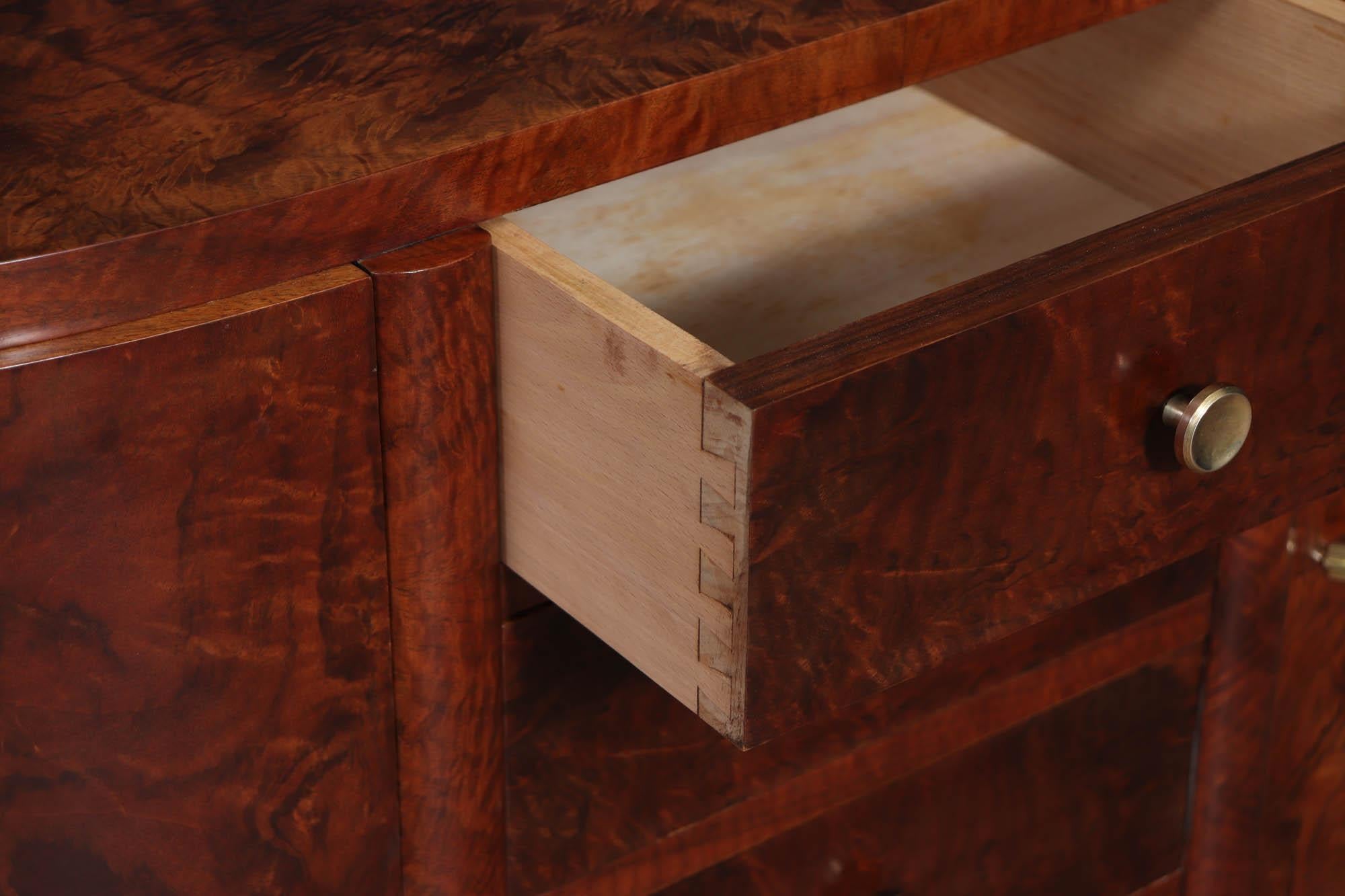 Piccola credenza francese Art Déco in noce in vendita 4