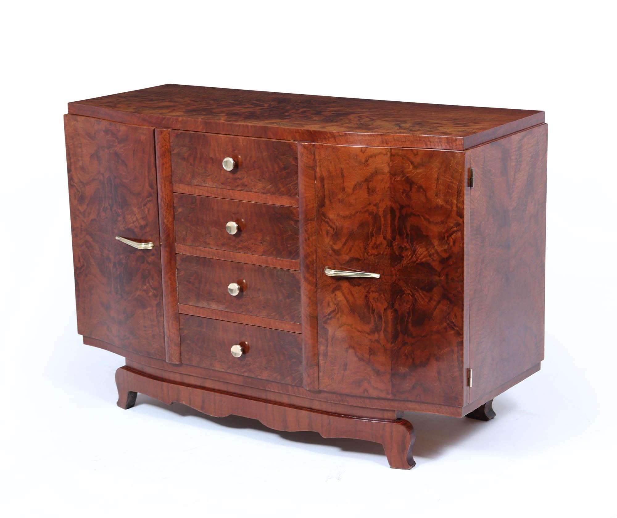 Piccola credenza Art Deco
Scopri l'eleganza senza tempo della nostra squisita credenza francese Art Deco, un capolavoro realizzato negli anni '30 che incarna raffinatezza e stile. Questo incantevole pezzo, realizzato in legno di noce altamente