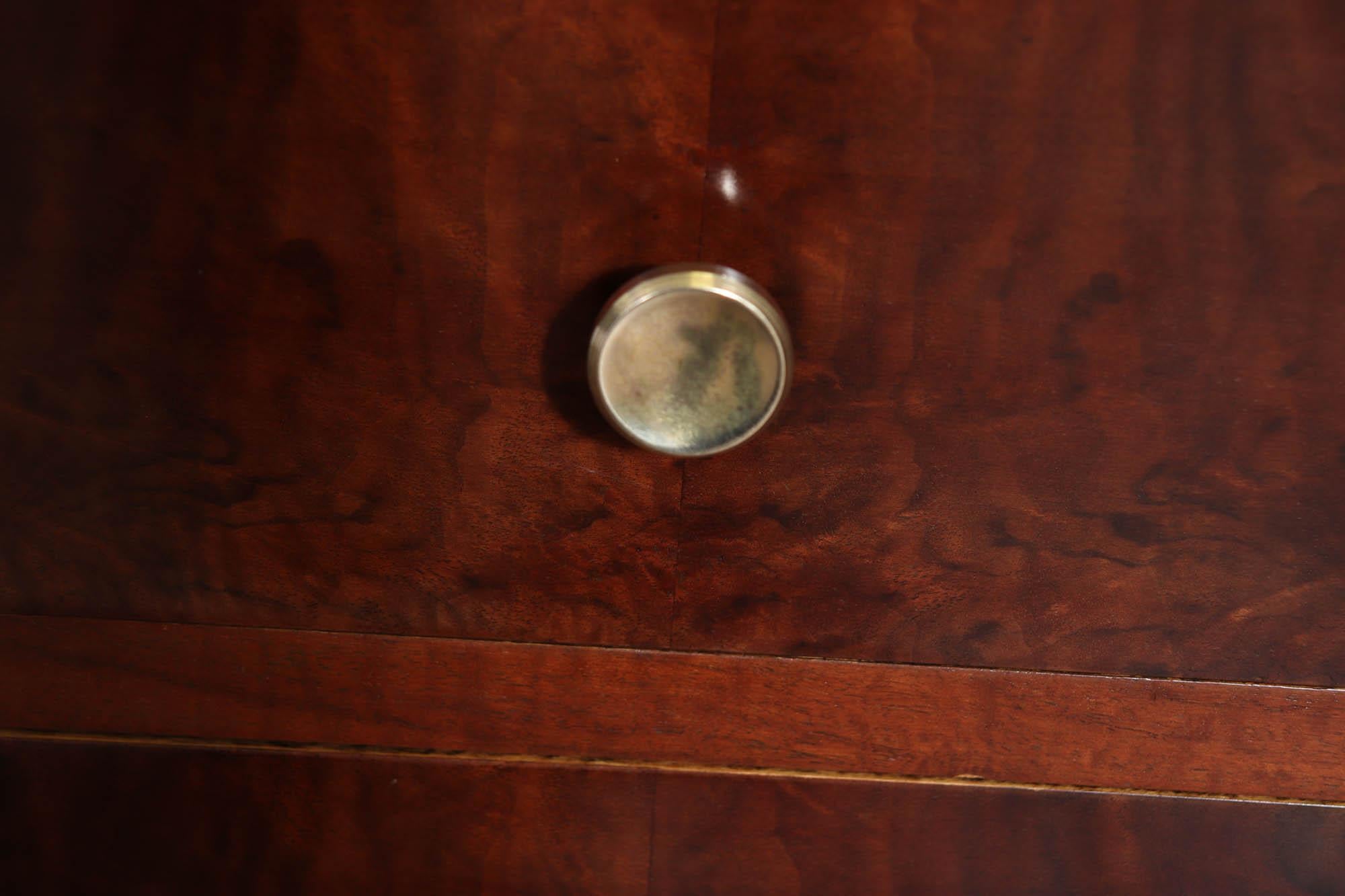Piccola credenza francese Art Déco in noce in vendita 1