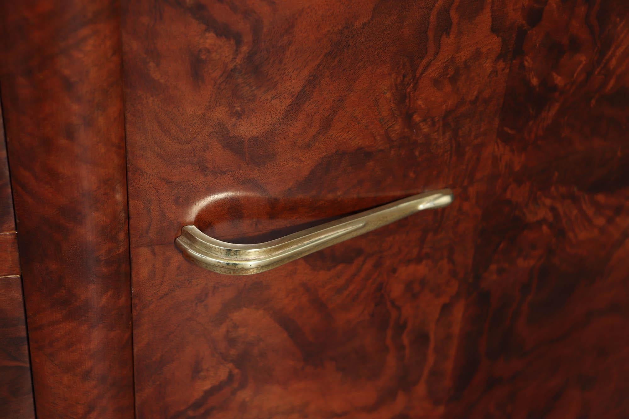 Piccola credenza francese Art Déco in noce in vendita 2