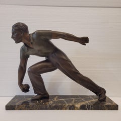 Scultura francese Art déco in spelta e marmi di un giocatore di pétanque.
