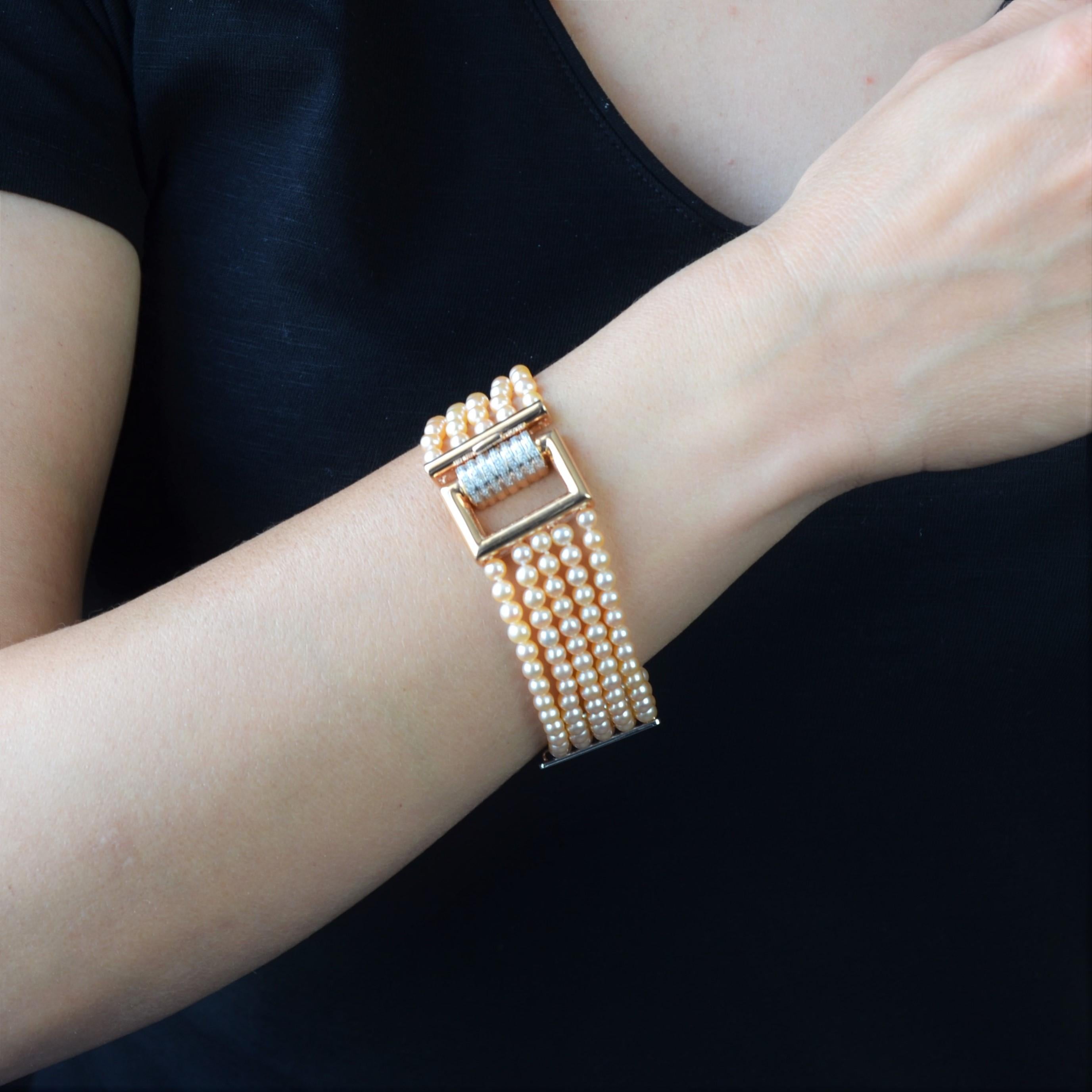 Baume Creation - Einzigartiges Stück.
Armband aus 5 Reihen von runden Zuchtperlen, perlrosa Orient.
Die wichtige Schließe ist aus 18 Karat Roségold, geometrisch geformt und mit 7 Linien moderner Diamanten mit Brillantschliff verziert. Er ist an den