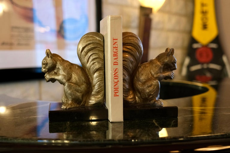 Pair of bookends 
Animal figurines - Squirrel 
Régule with silver Patina
Marble Base

Original Art Deco, France 1930s

Dimensions (per object): 
Width: 13 cm
Height: 17 cm
Depth: 10 cm.