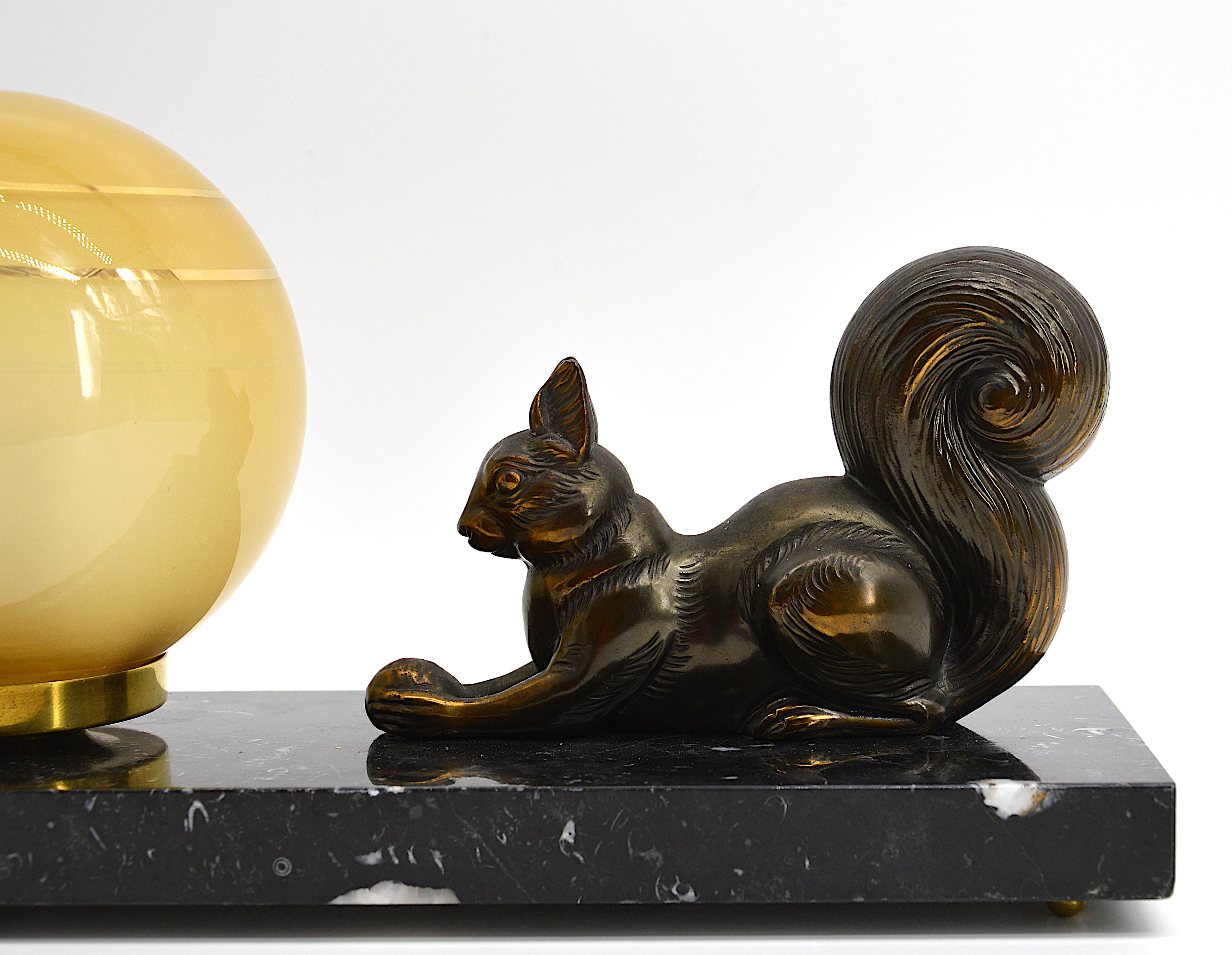 Französische Art-déco-Tischlampe mit Eichhörnchenmotiv, 1930er Jahre (Mitte des 20. Jahrhunderts) im Angebot