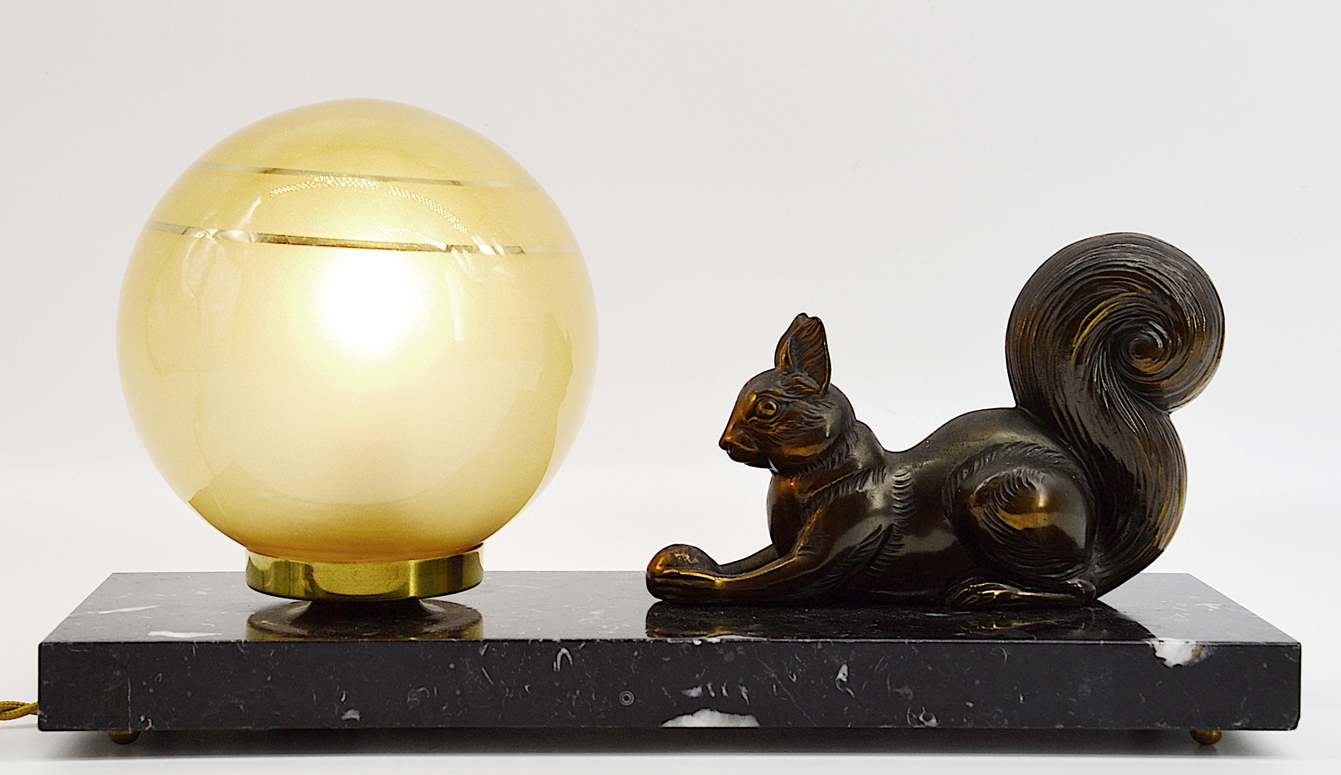 Französische Art-déco-Tischlampe mit Eichhörnchenmotiv, 1930er Jahre (Glas) im Angebot