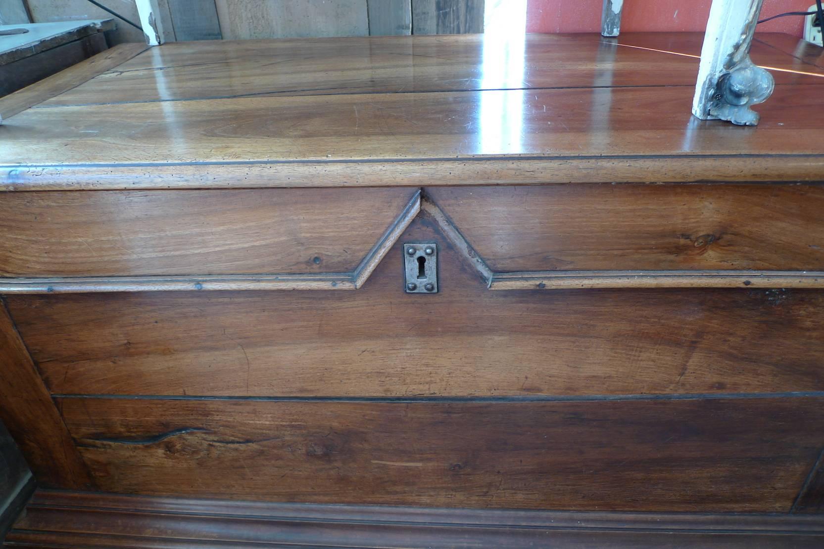 French Art Deco Stained Walnut Blanket Storage Chest In Distressed Condition In Santa Monica, CA