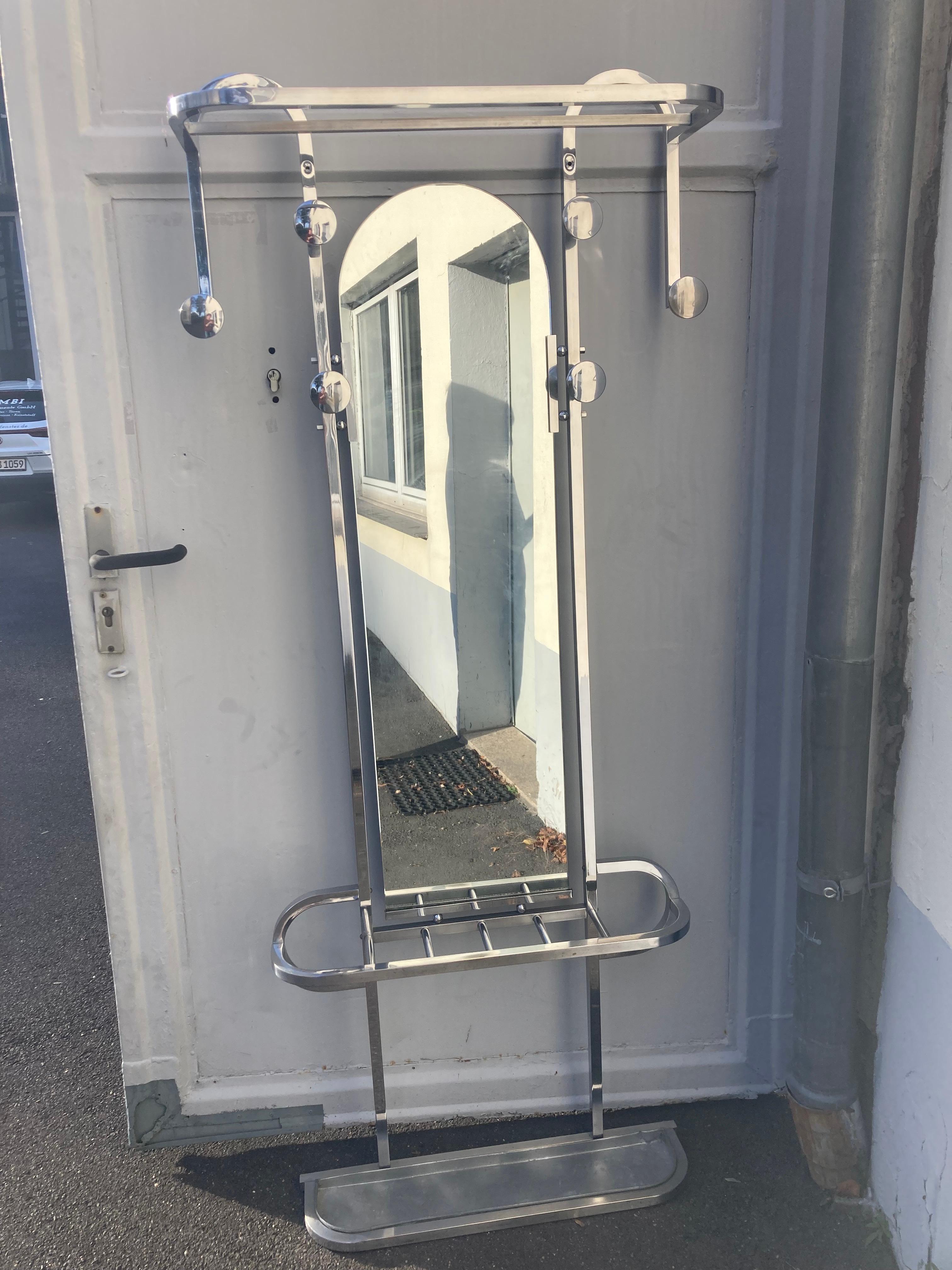 French Art Déco coat rack. Chrome plated. 1930s. Mirror glass.
Square tube chrome plated. The coat rack is except for a small rubbed spot in the chrome (see photo) in pristine thirties condition with slight signs of use commensurate with its age.