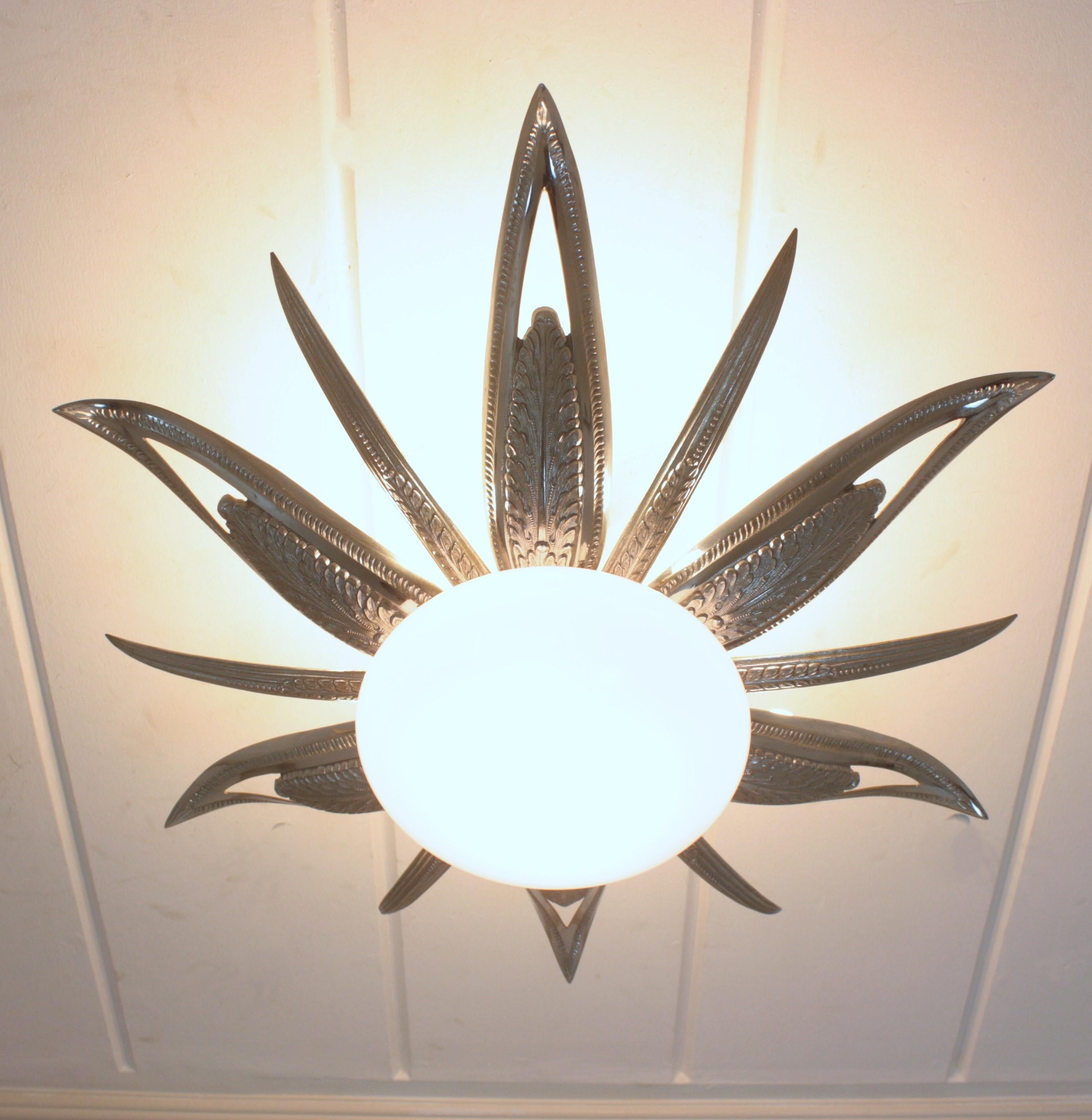 Französische Einbaubeleuchtung im Art déco-Stil mit Sternschliff-Sonnenschliff, versilberte Bronze und Milchglas im Angebot 6