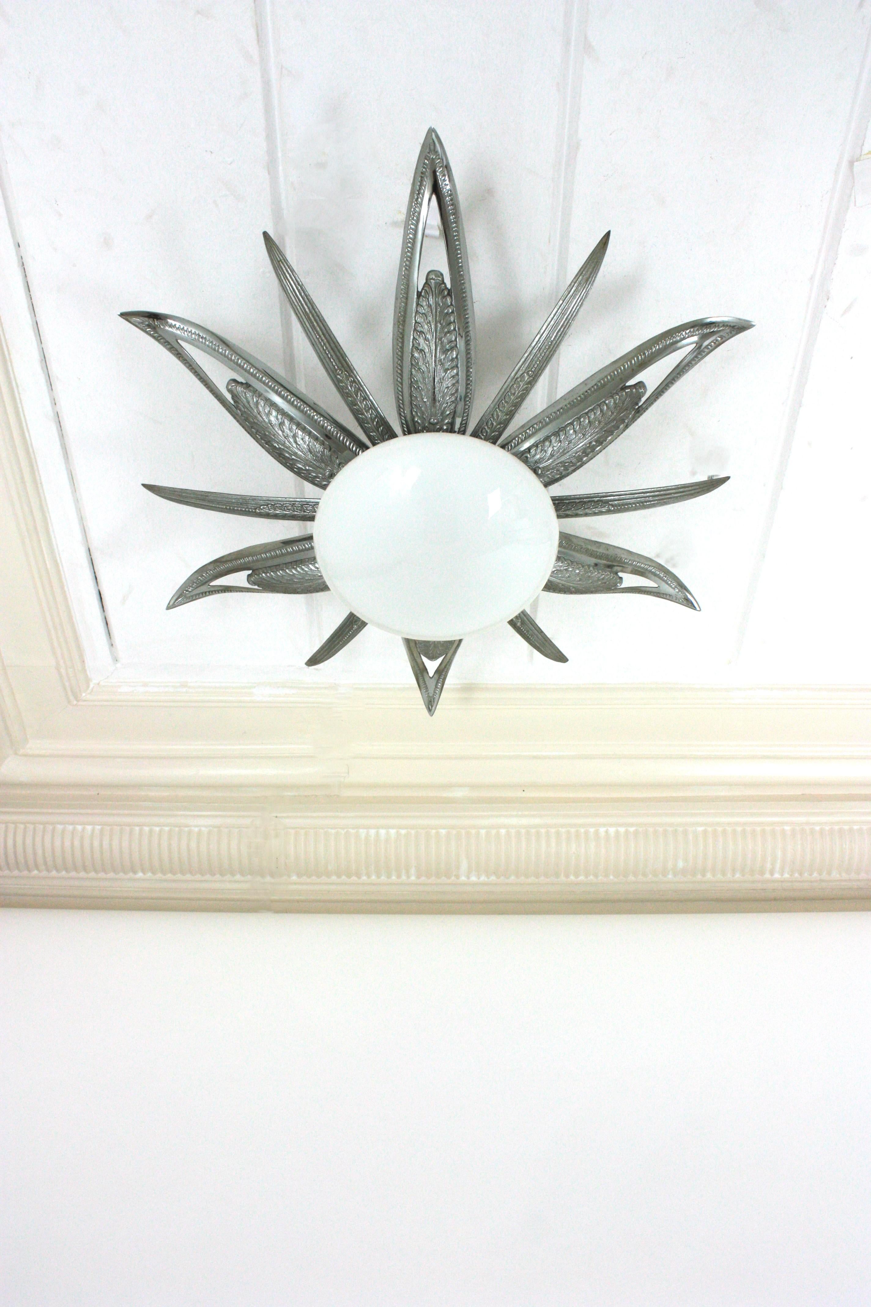 Französische Einbaubeleuchtung im Art déco-Stil mit Sternschliff-Sonnenschliff, versilberte Bronze und Milchglas im Angebot 7